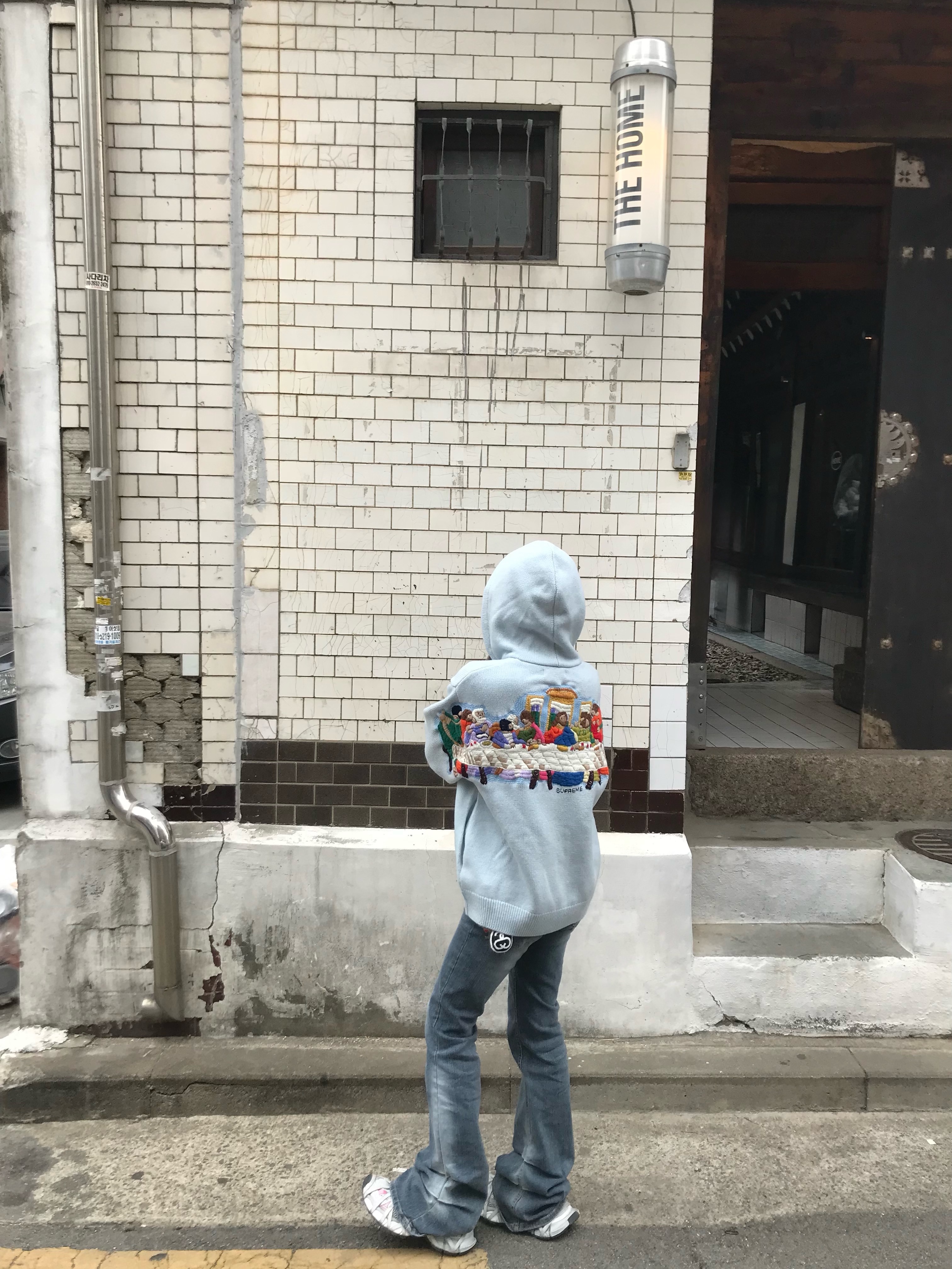 슈프림 라스트 서퍼 자수 집업 후드 스웨터 라이트 블루 - 25SS, 스투시 SS 링크 비디드 볼 키체인 블랙 착용 스타일 - 1
