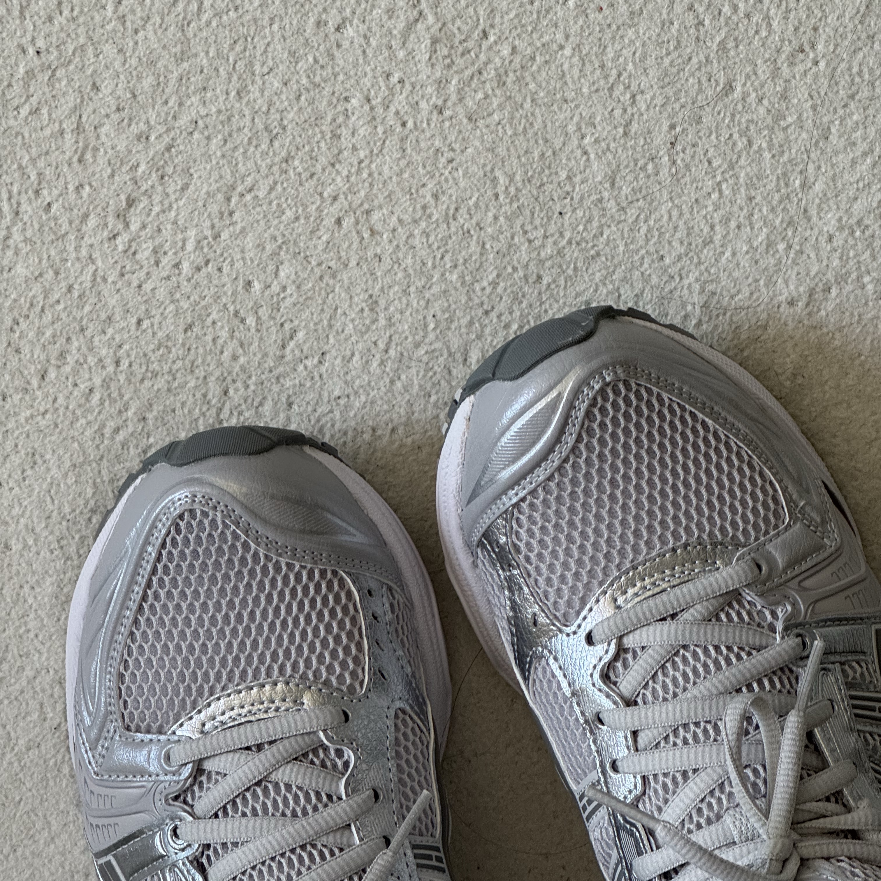 (W) Asics Gel-Kayano 14 Cloud Grey Clay Grey 착용 스타일 - 6