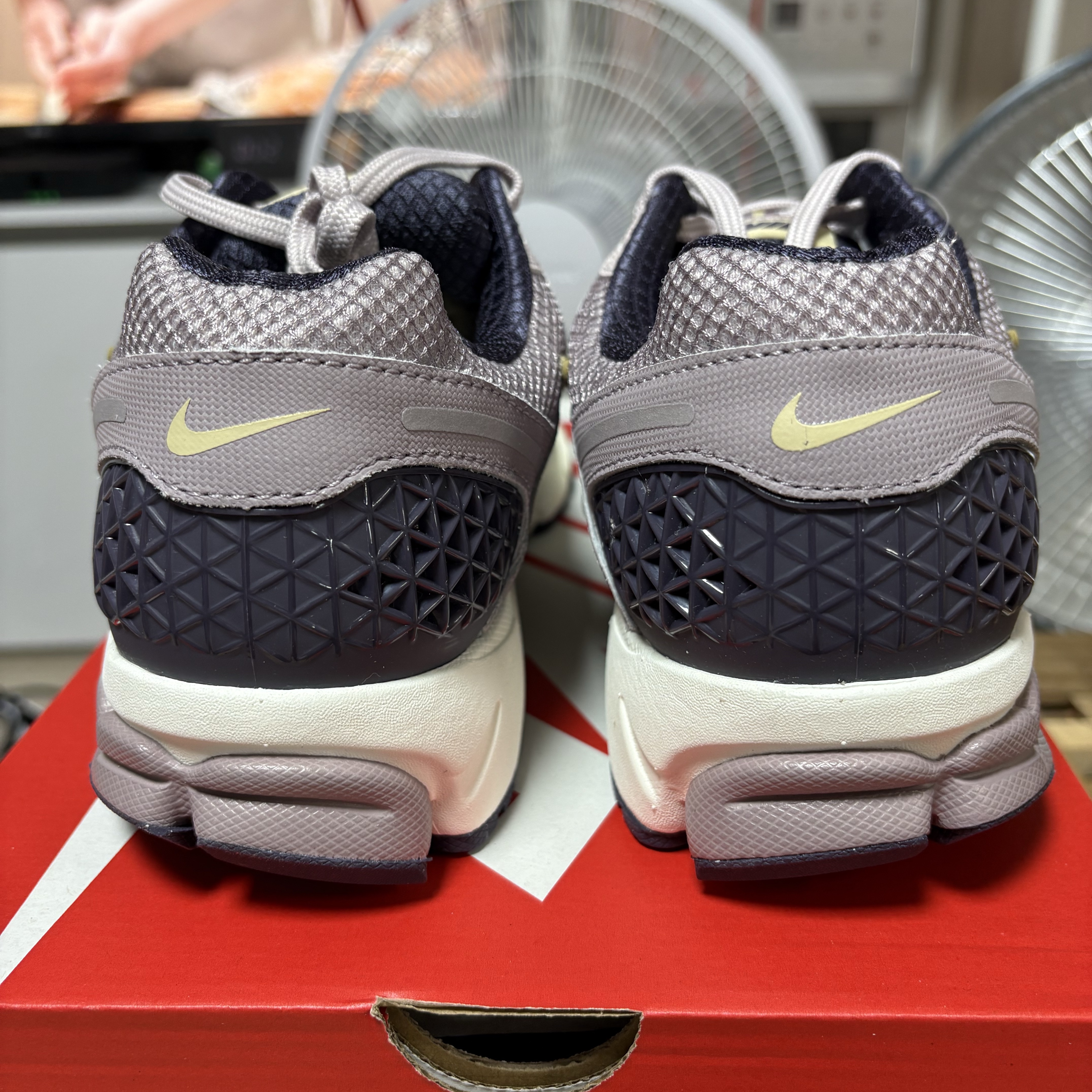Nike Zoom Vomero 5 Platinum Violet Dark Raisin 착용 스타일 - 5
