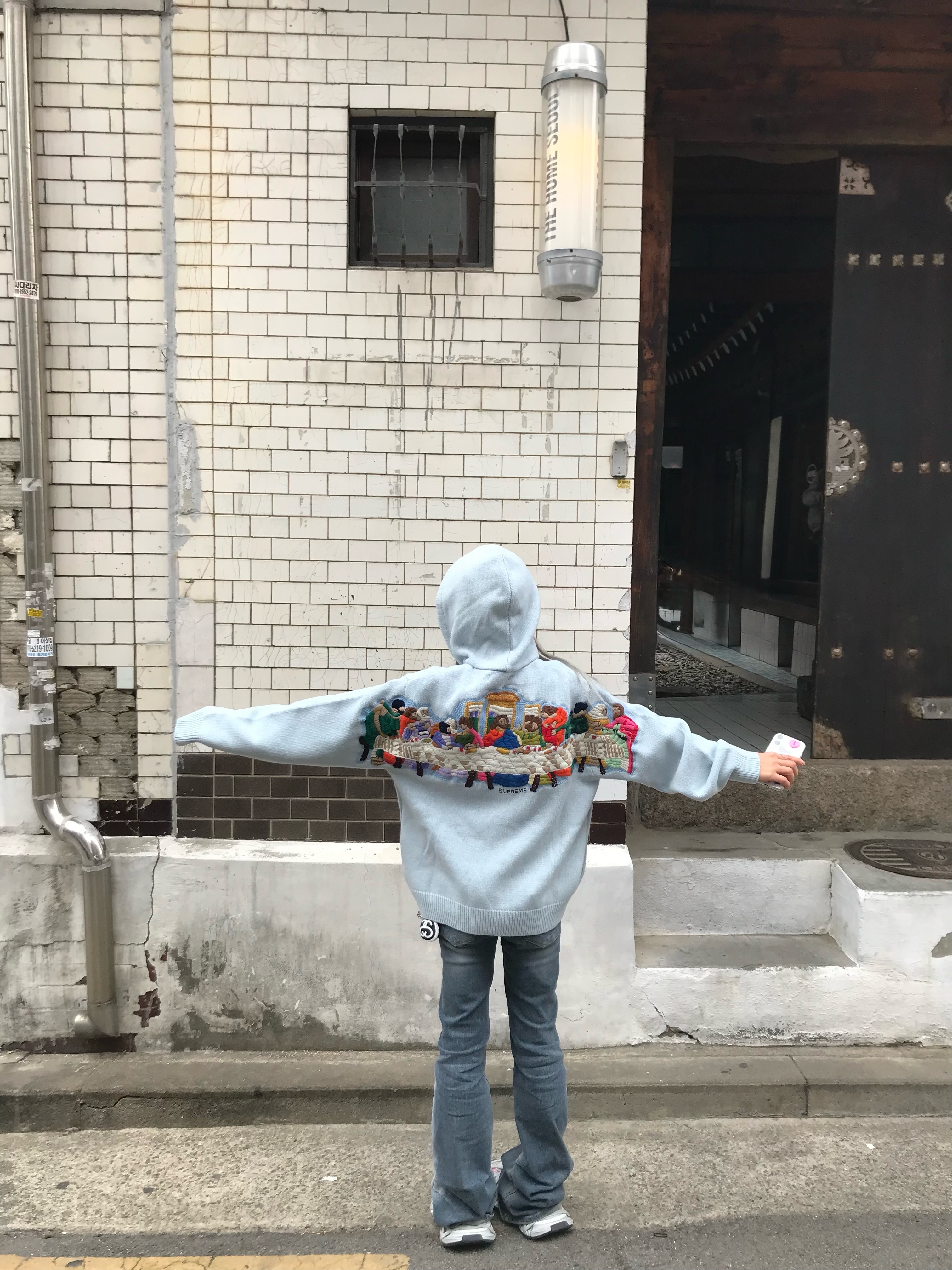 슈프림 라스트 서퍼 자수 집업 후드 스웨터 라이트 블루 - 25SS, 슈프림 라스트 서퍼 자수 집업 후드 스웨터 블랙 - 25SS 착용 스타일