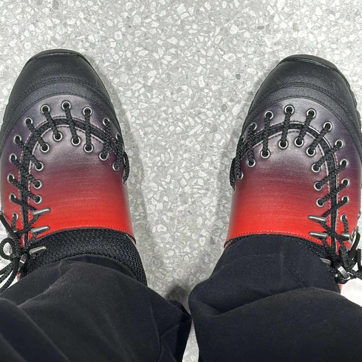 Zara x Andersson Bell Clogs Red, Zara x Andersson Bell Graphic Patch T-Shirt Black 착용 스타일 - 1