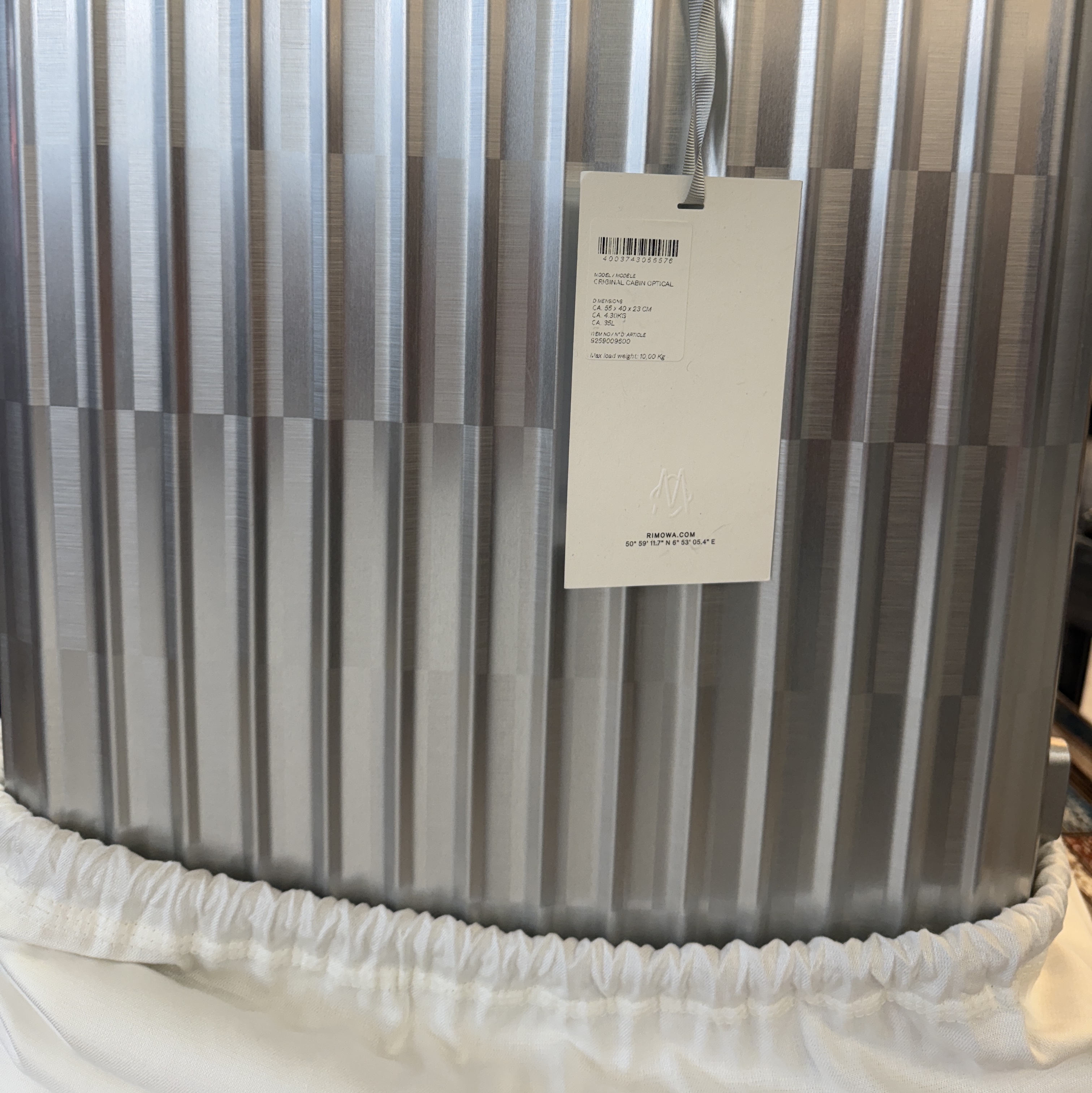 Rimowa Original Cabin Aluminium Suitcase Silver 착용 스타일 - 1