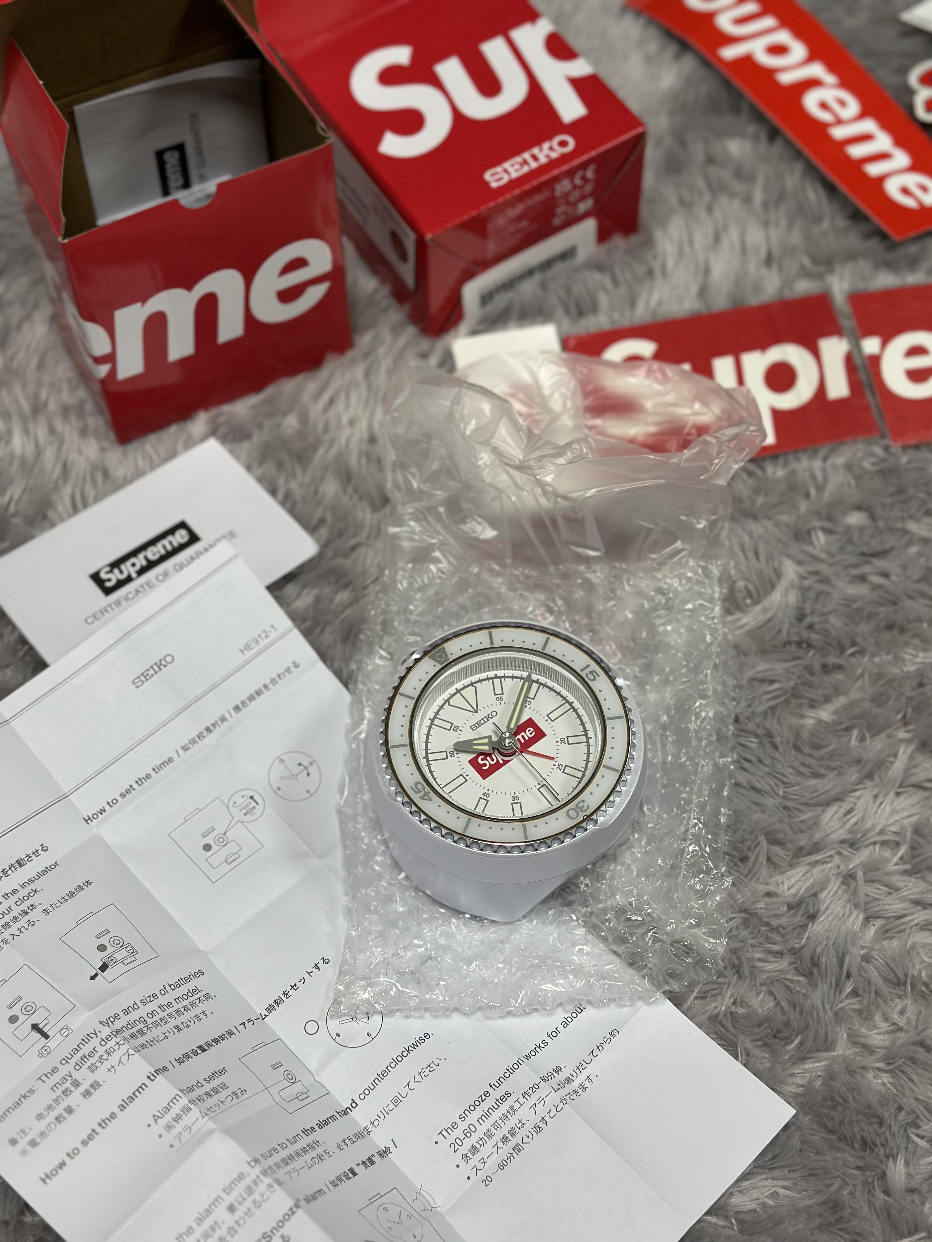 Supreme x Seiko Mai Alarm Clock White - 25SS, Supreme x Seiko Mai Alarm Clock Red - 25SS 착용 스타일 - 2