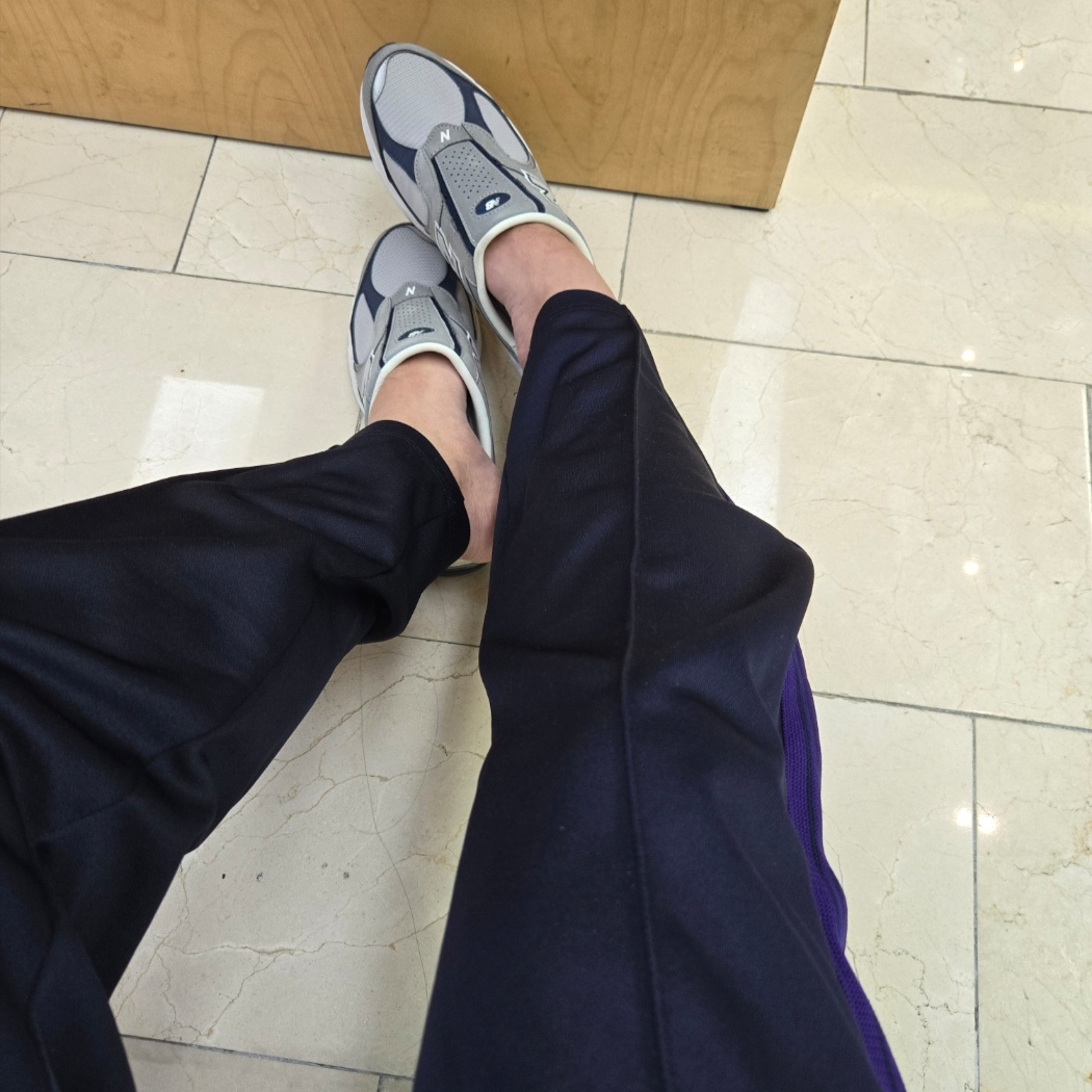 New Balance 2002R Mule Slate Gray, Needles Track Pants Poly Smooth Navy 착용 스타일