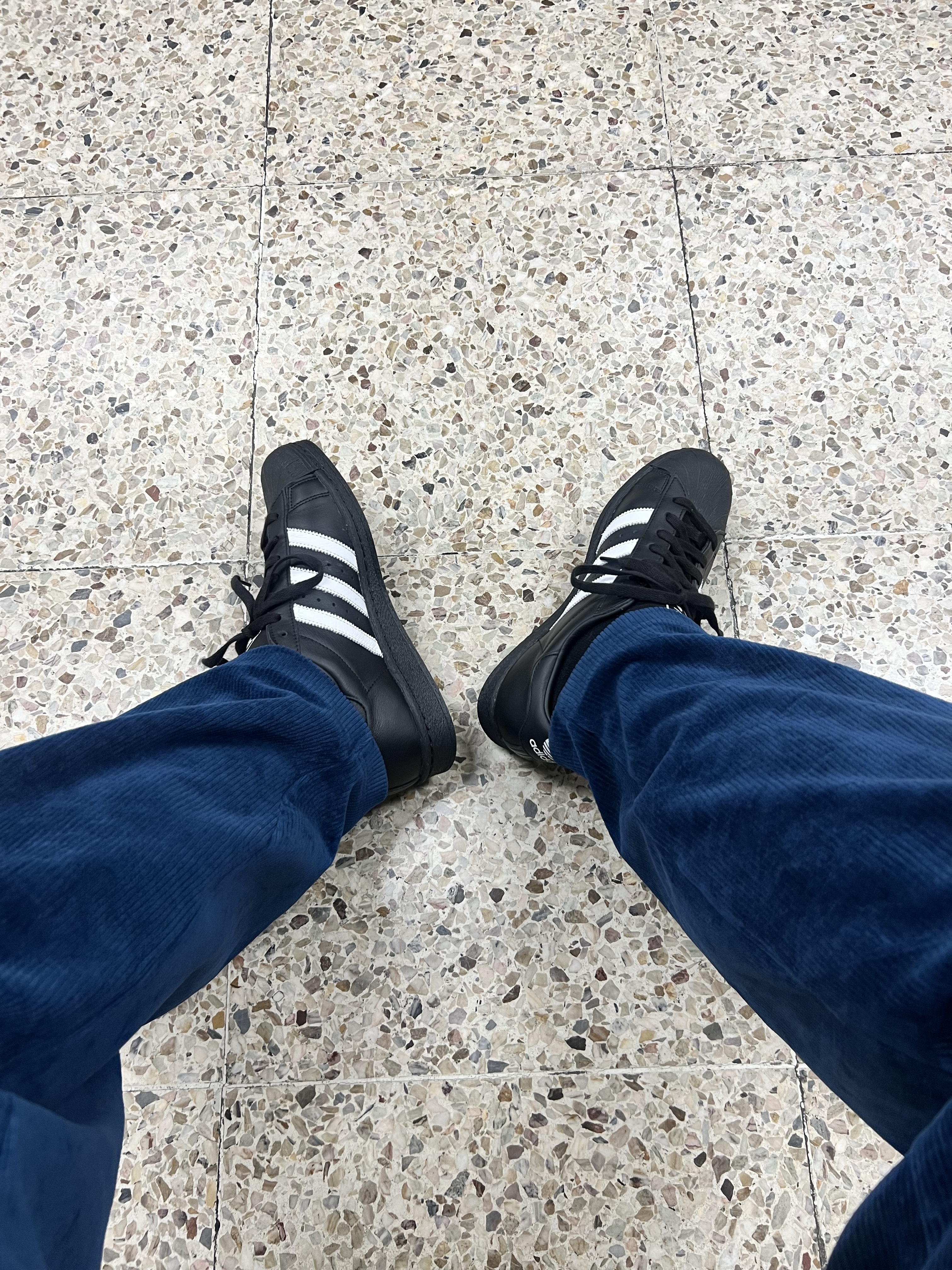 Adidas Superstar 82 Core Black Cloud White 착용 스타일
