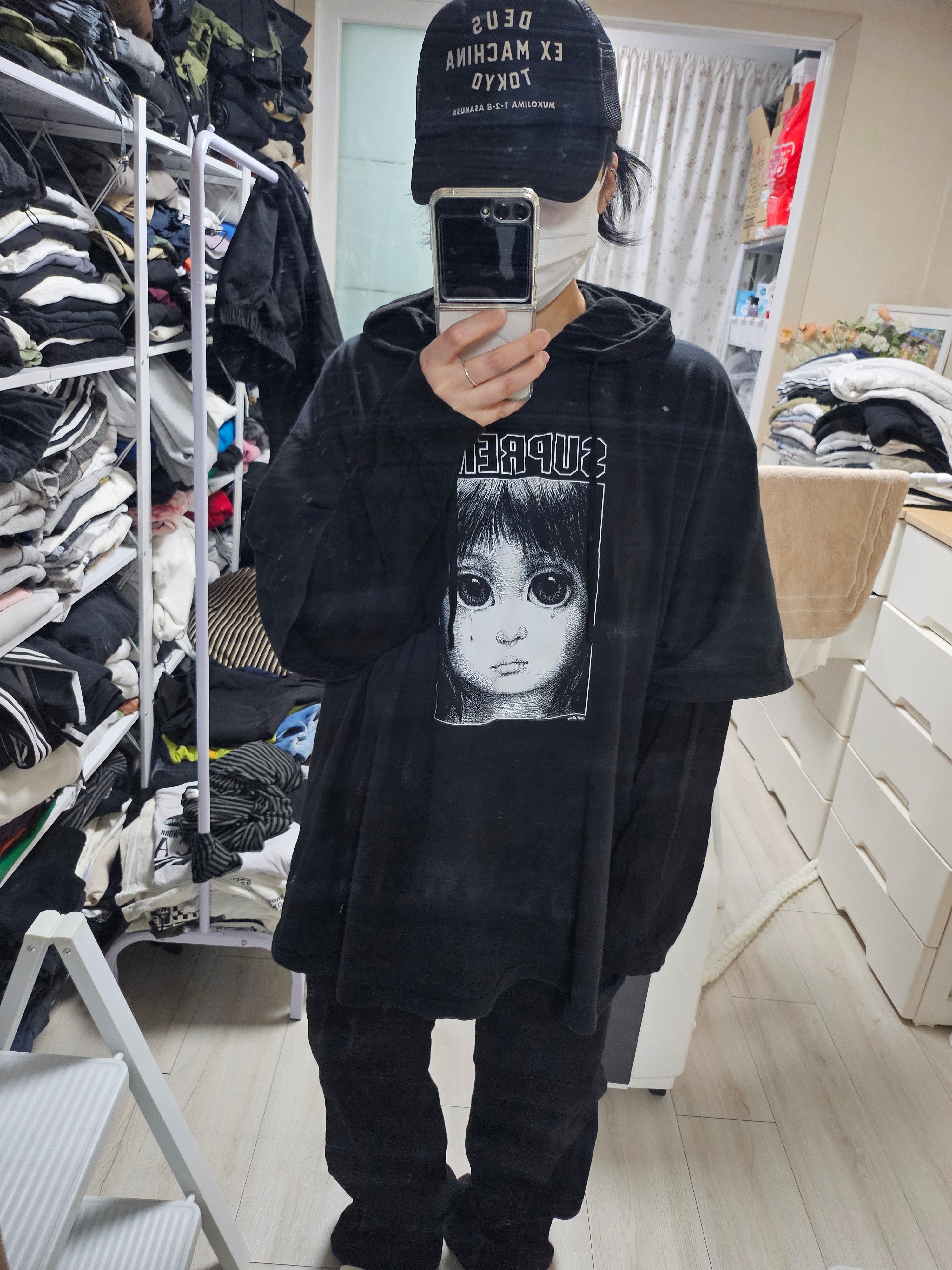 Deus Ex Machina Seoul Address Trucker Cap Black, Supreme x Margaret Keane Teardrop T-Shirt Black - 24SS 착용 스타일