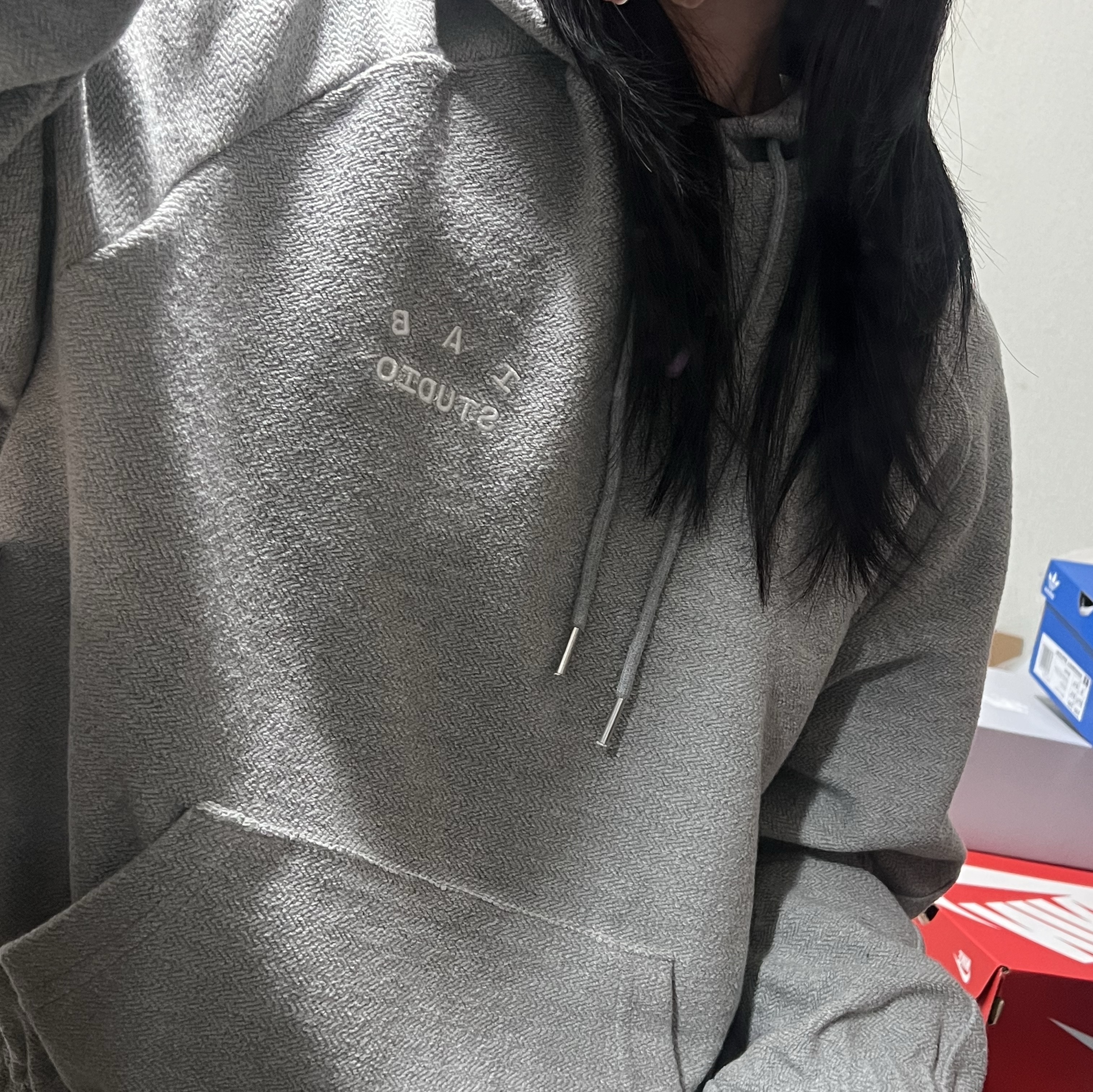 IAB Studio Herringbone Hoodie Gray White, IAB Studio Herringbone Hoodie Navy White 착용 스타일 - 1