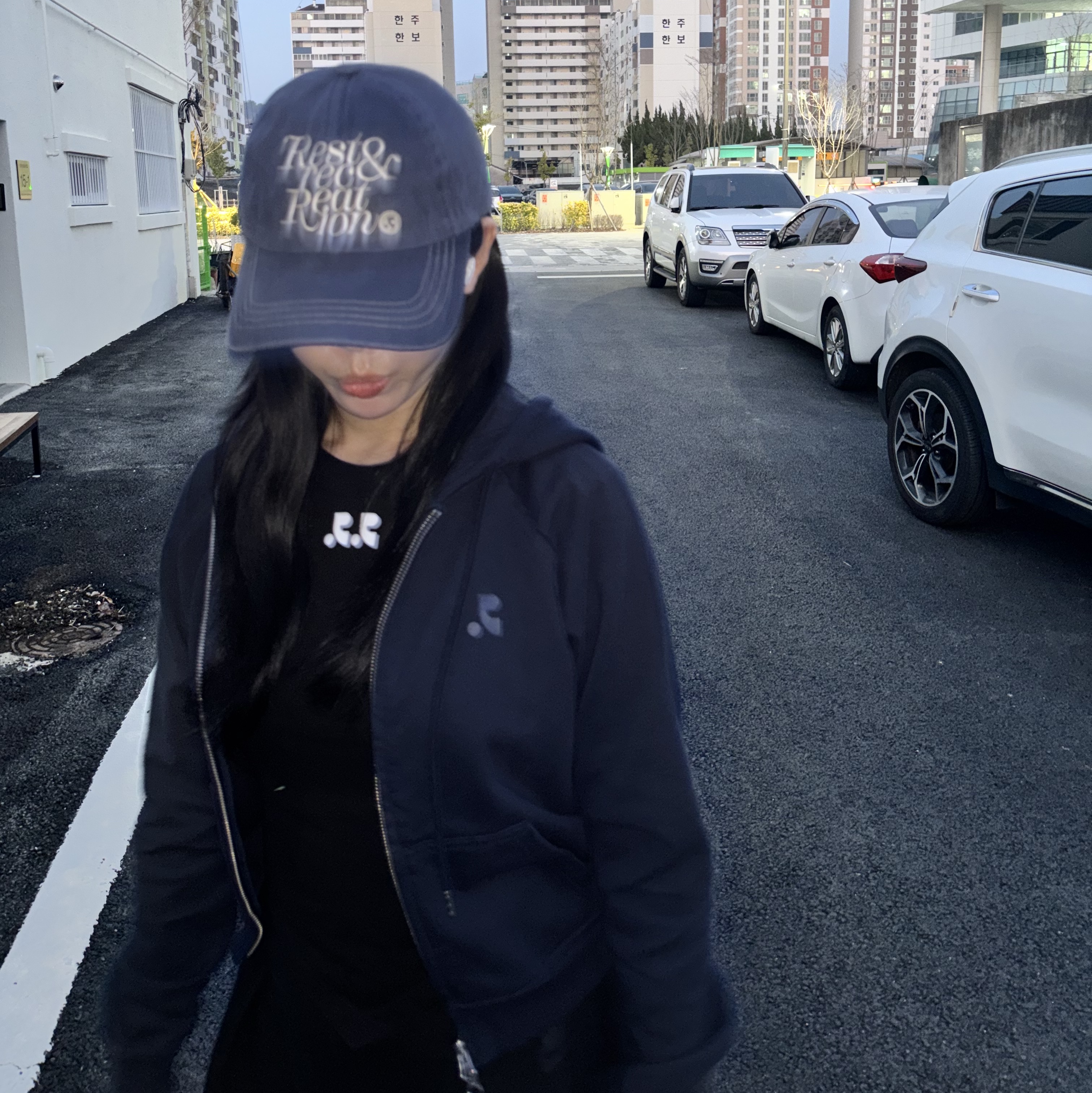 (W) Nike Dunk Low PRM Midnight Navy and White 착용 스타일 - 3