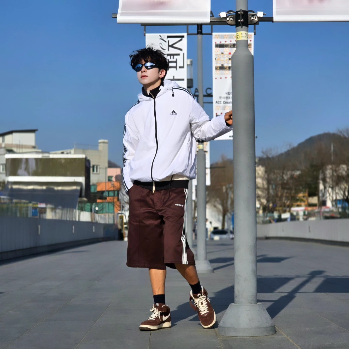 Adidas Essential 3S Woven Windbreaker Jacket White - KR Sizing, Adidas 80s Loose Buttoned 3-Stripes 11 Inch Bermuda Shorts Shadow Brown - KR Sizing 착용 스타일 - 3