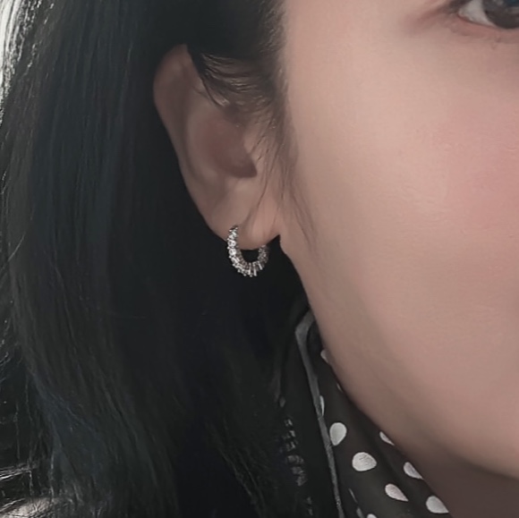 (W) Swarovski Vittore Hoop Earrings White Rhodium Plated 착용 스타일