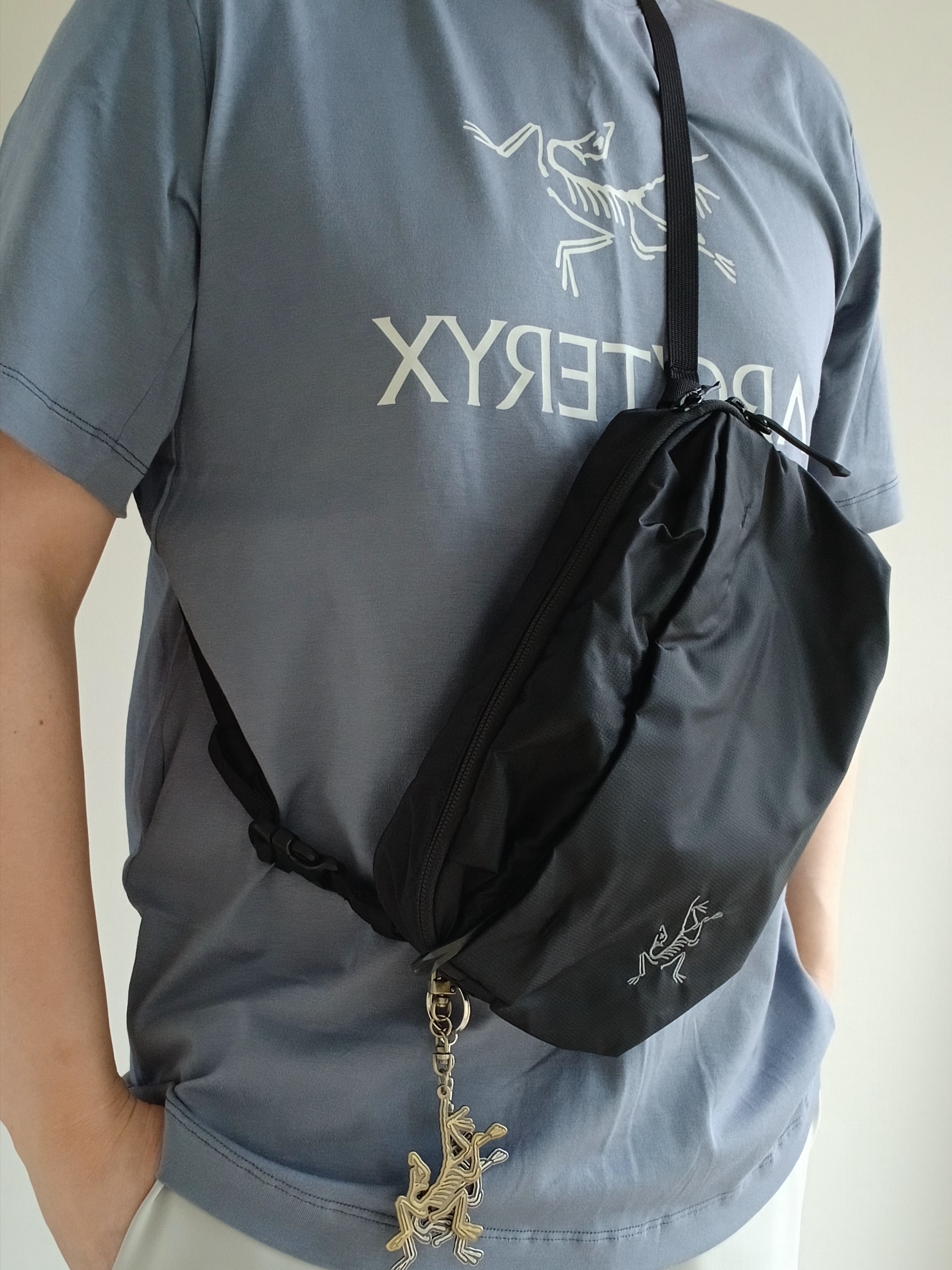 Arc'teryx Heliad 6 Crossbody Bag Black, Arc'teryx Keyring Metal 착용 스타일 - 2