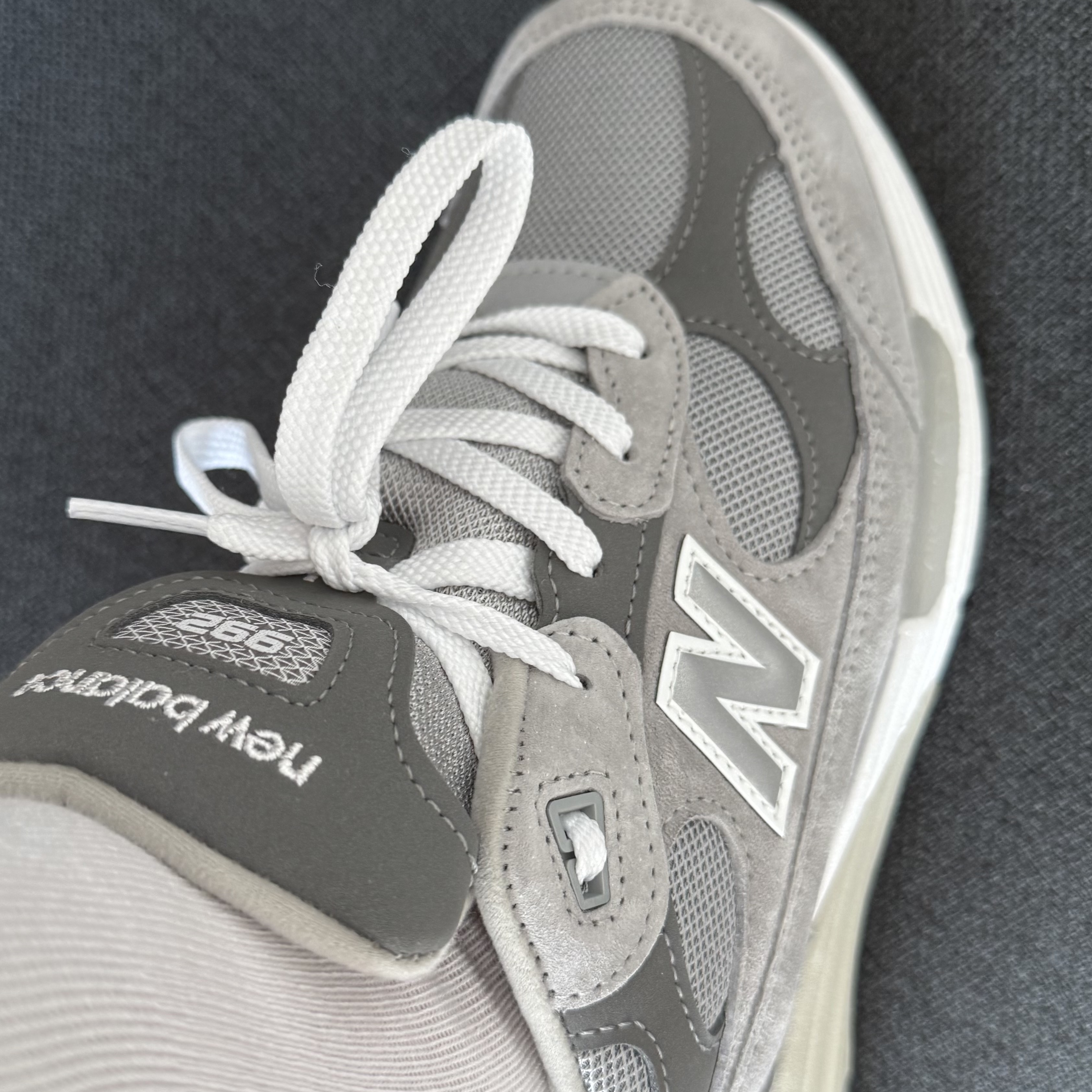 New Balance 992 Made in USA Core Grey Silver Metallic 착용 스타일