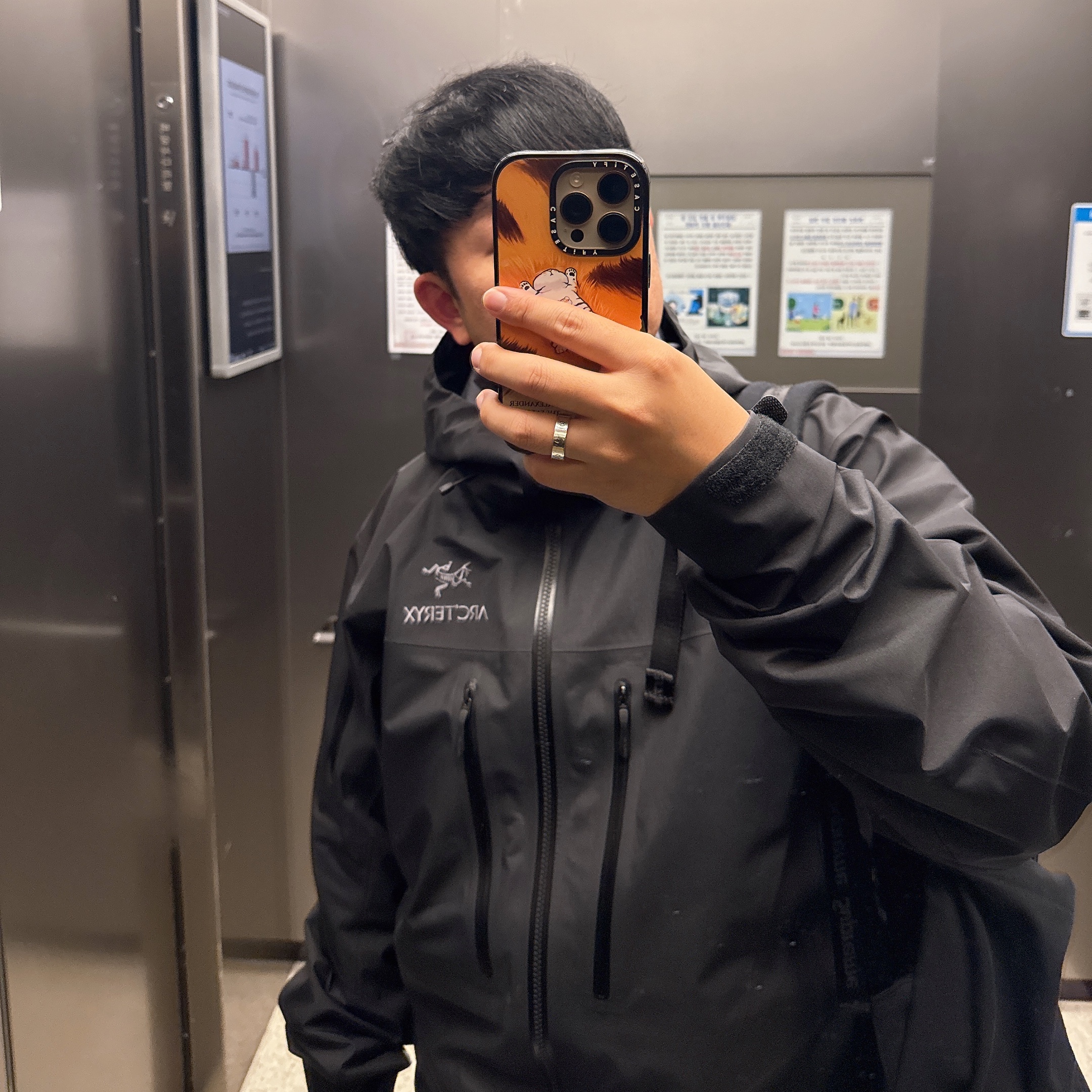 Arc'teryx Alpha SV Jacket Black 착용 스타일