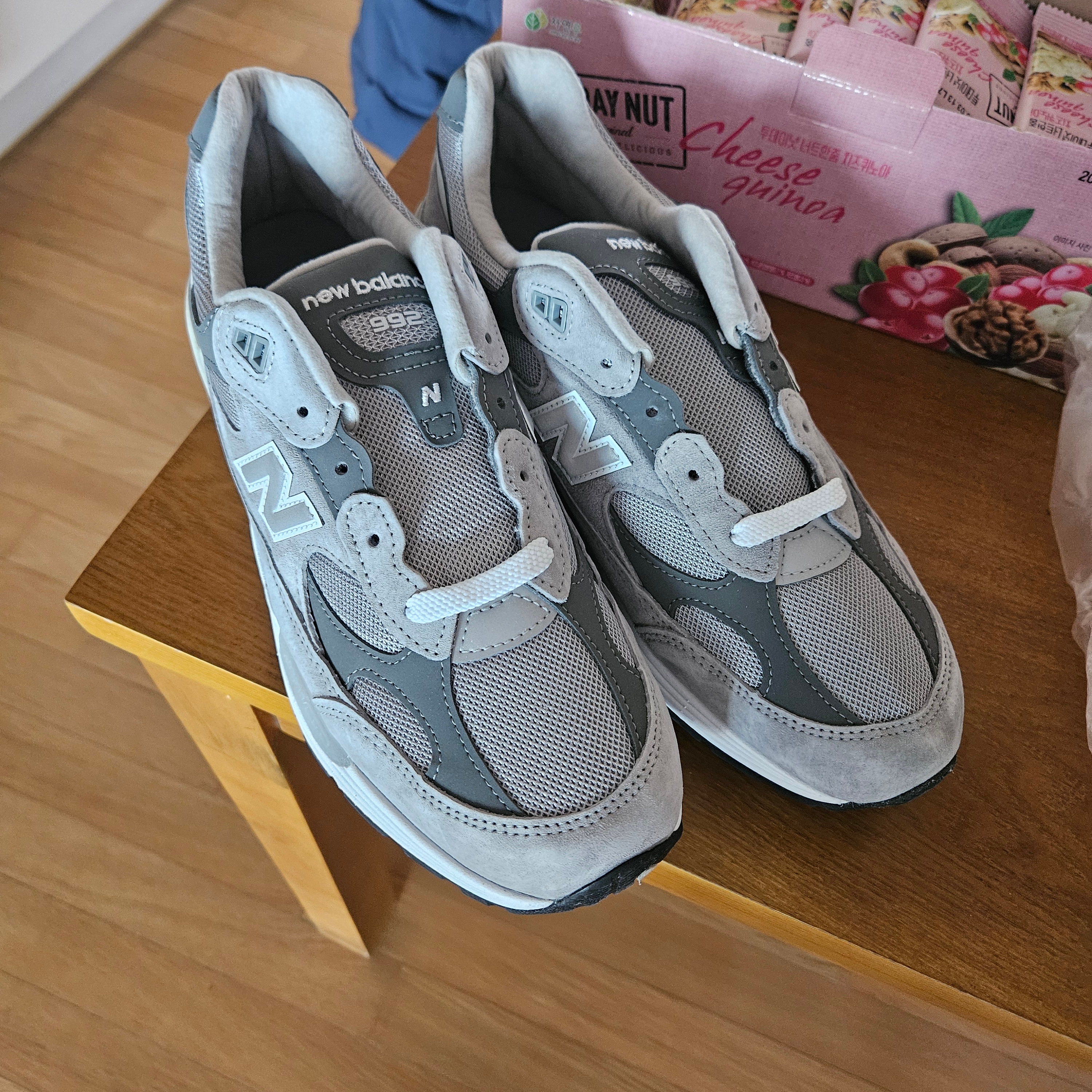 New Balance 992 Made in USA Core Grey Silver Metallic 착용 스타일