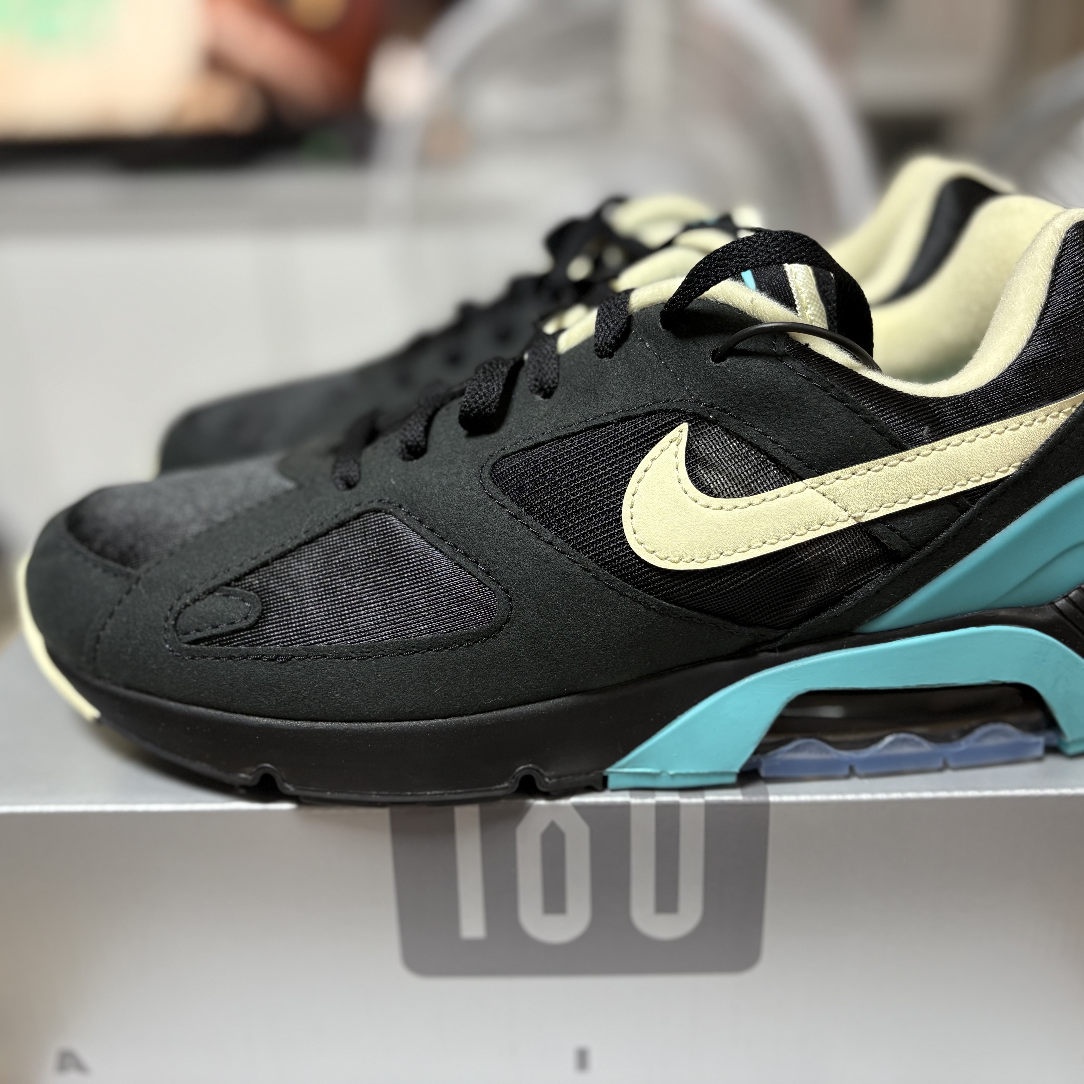 Nike Air 180 Black and Dusty Cactus 착용 스타일 - 1