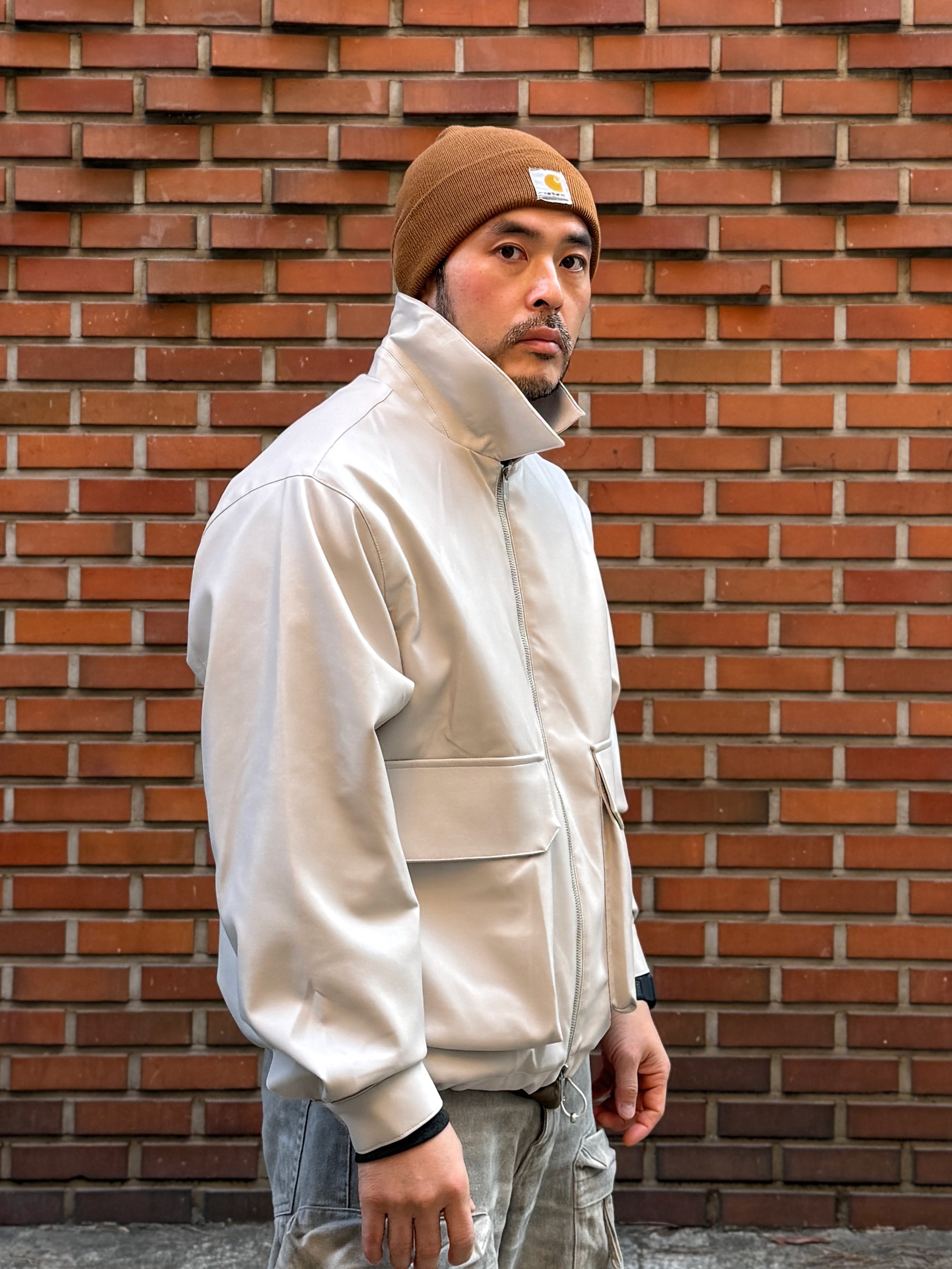 메종 미하라 야스히로 블레이키 VL OG 솔 캔버스 로우탑 스니커즈 블랙, 칼하트 니트 커프드 비니 칼하트 브라운 착용 스타일 - 7