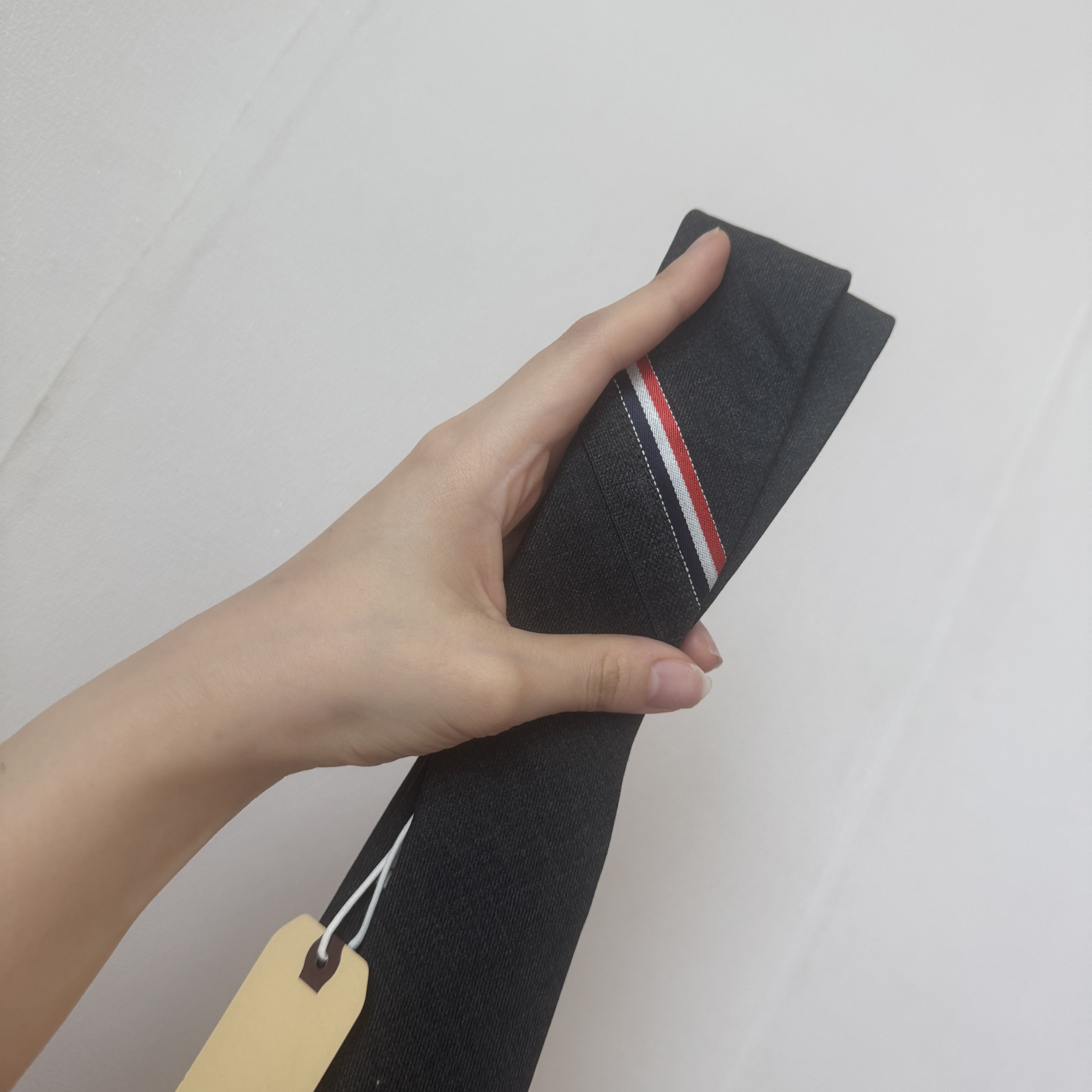 Thom Browne Classic Tie with RWB Selvedge Stripe Dark Grey 착용 스타일