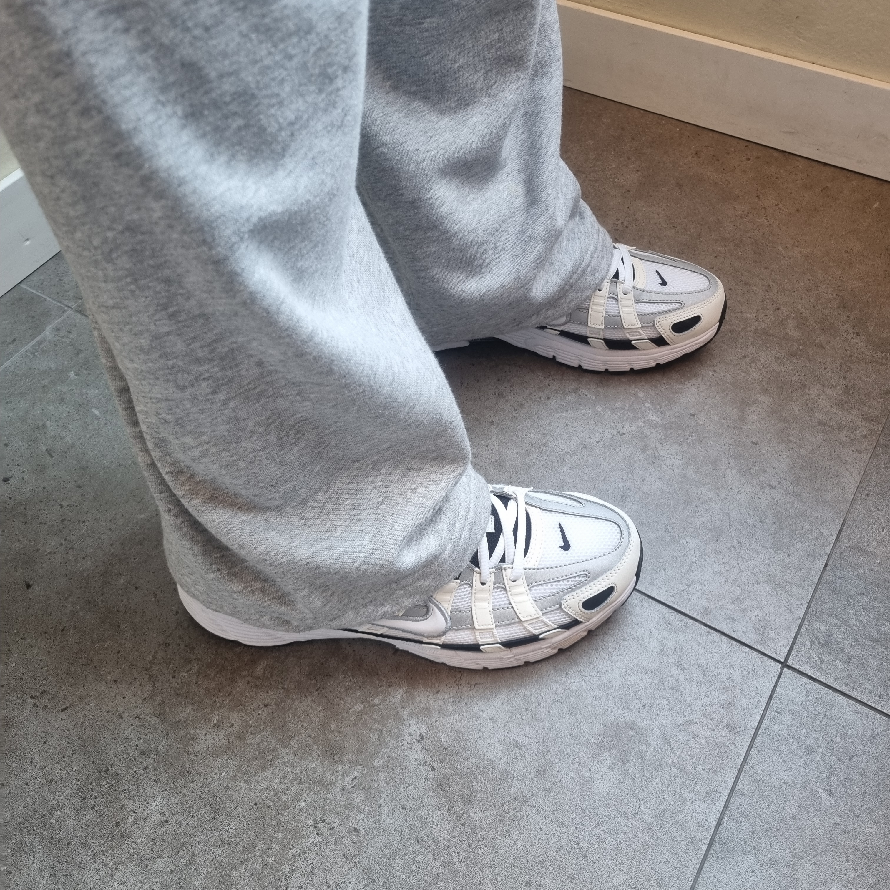 Nike P-6000 Sail Wolf Grey 착용 스타일
