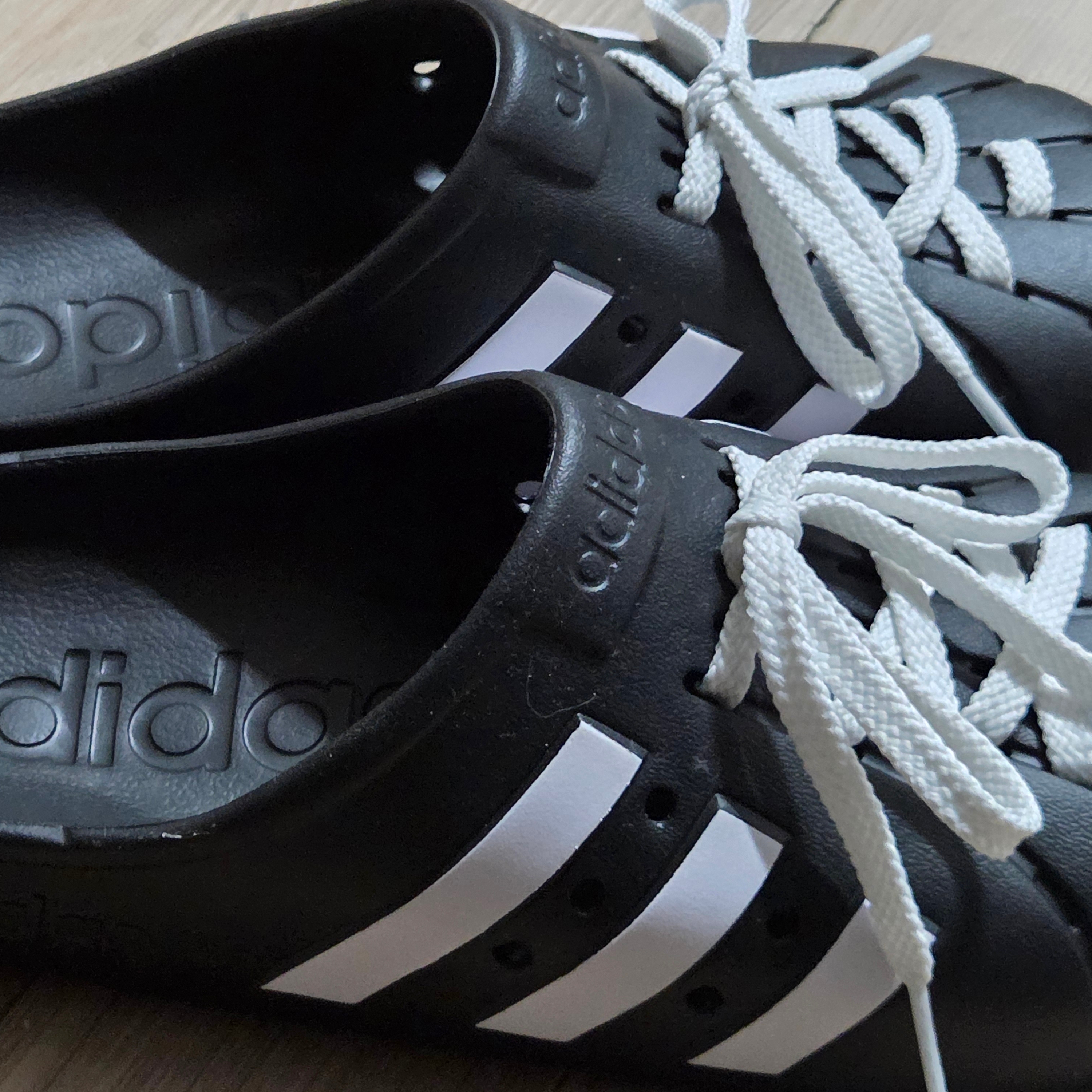 Adidas Adilette Clog Black White 착용 스타일 - 3