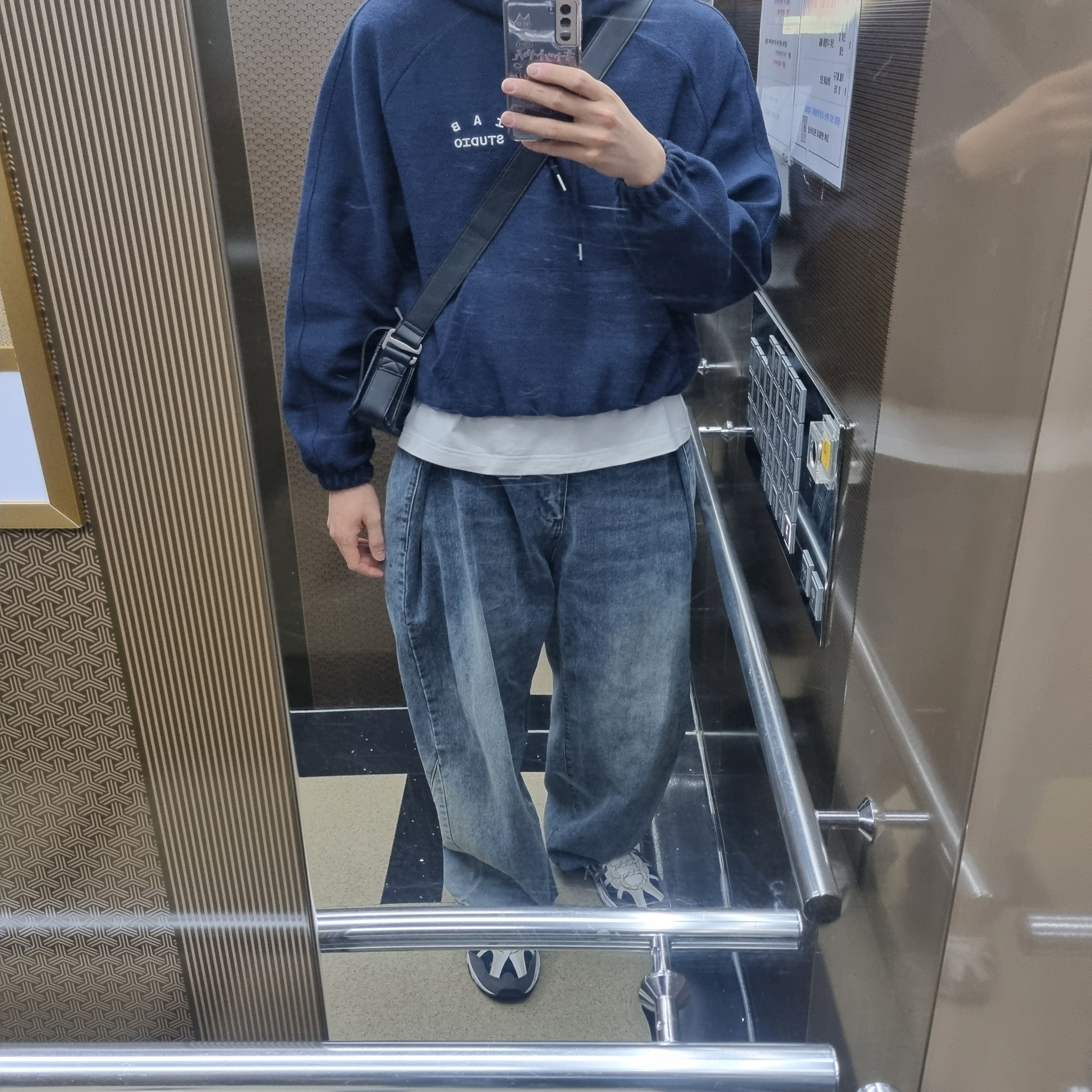 IAB Studio Herringbone Hoodie Navy White 착용 스타일