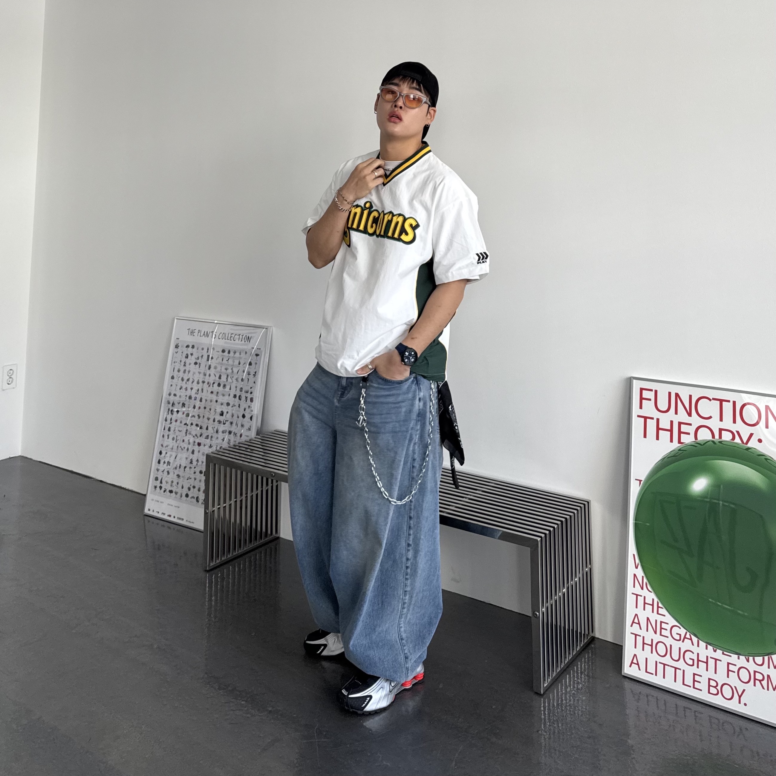 WILLBE PLAY Unicorns Overfit Anorak White, Nike Shox R4 Metallic Silver Red 착용 스타일 - 1