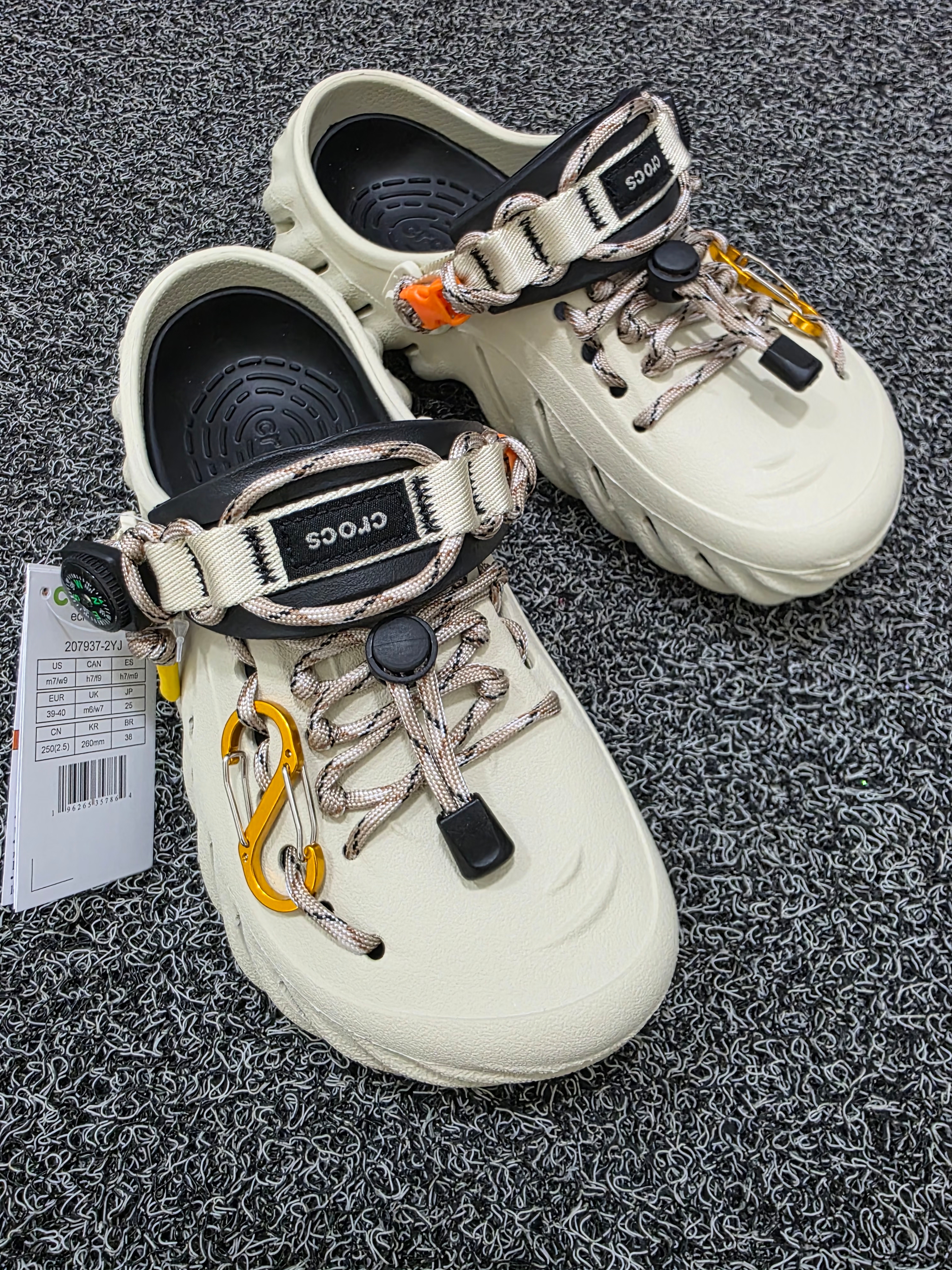 Crocs Echo Clog Bone Black 착용 스타일