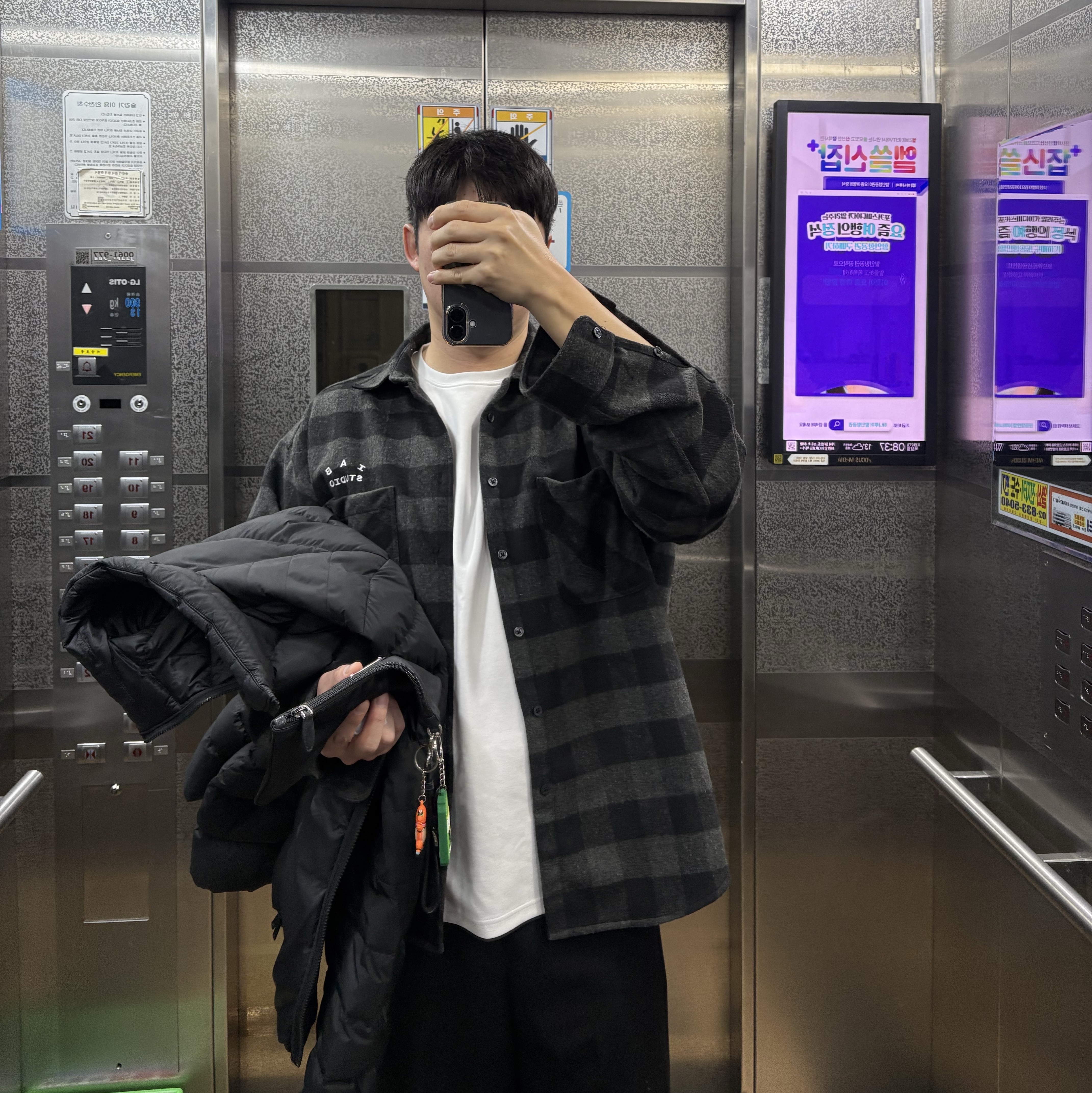 IAB Studio Gingham Check Shirt Black White, Prada Re-Nylon and Saffiano Leather Pouch Black 착용 스타일