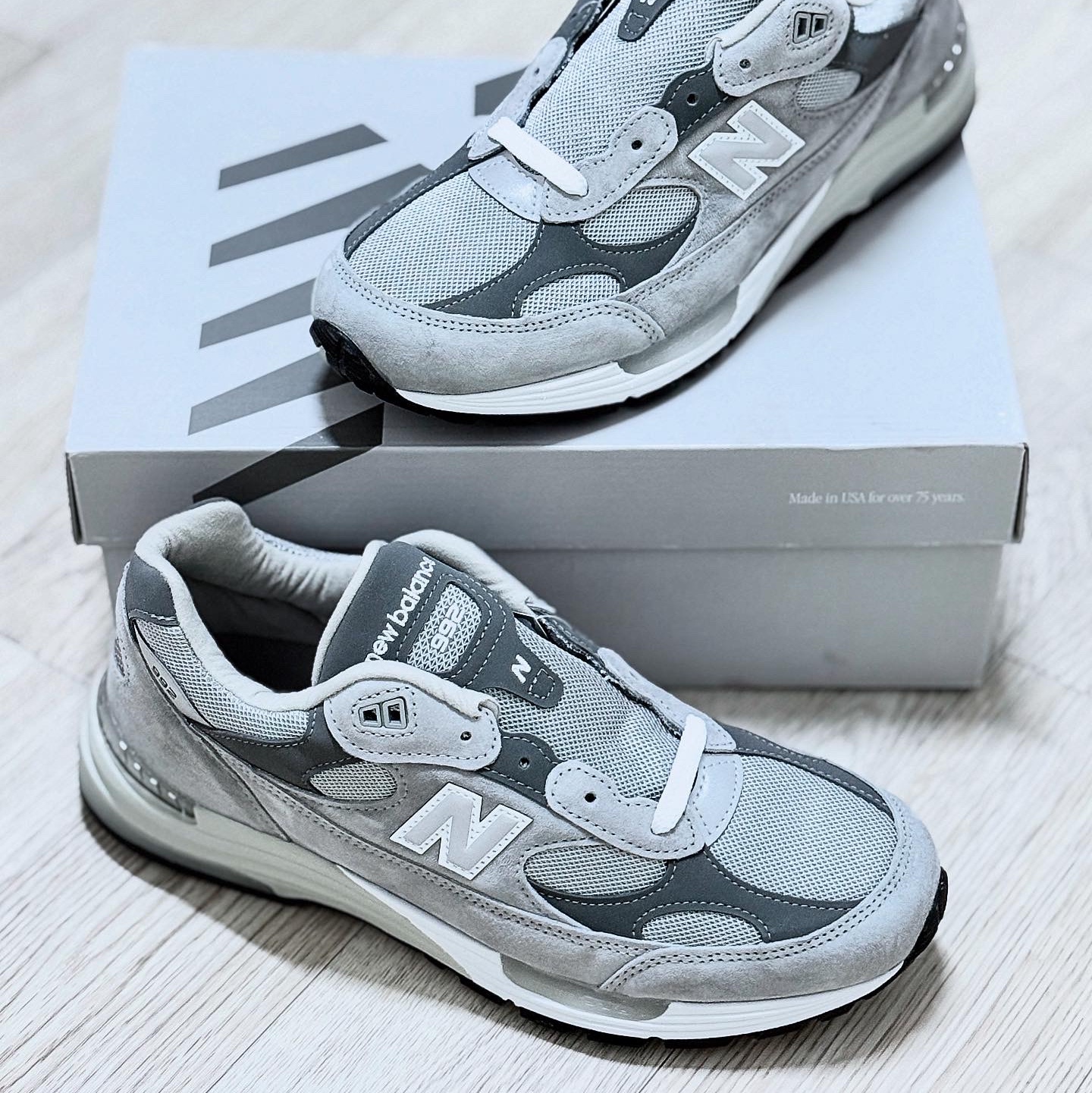 New Balance 992 Made in USA Core Grey Silver Metallic 착용 스타일 - 2