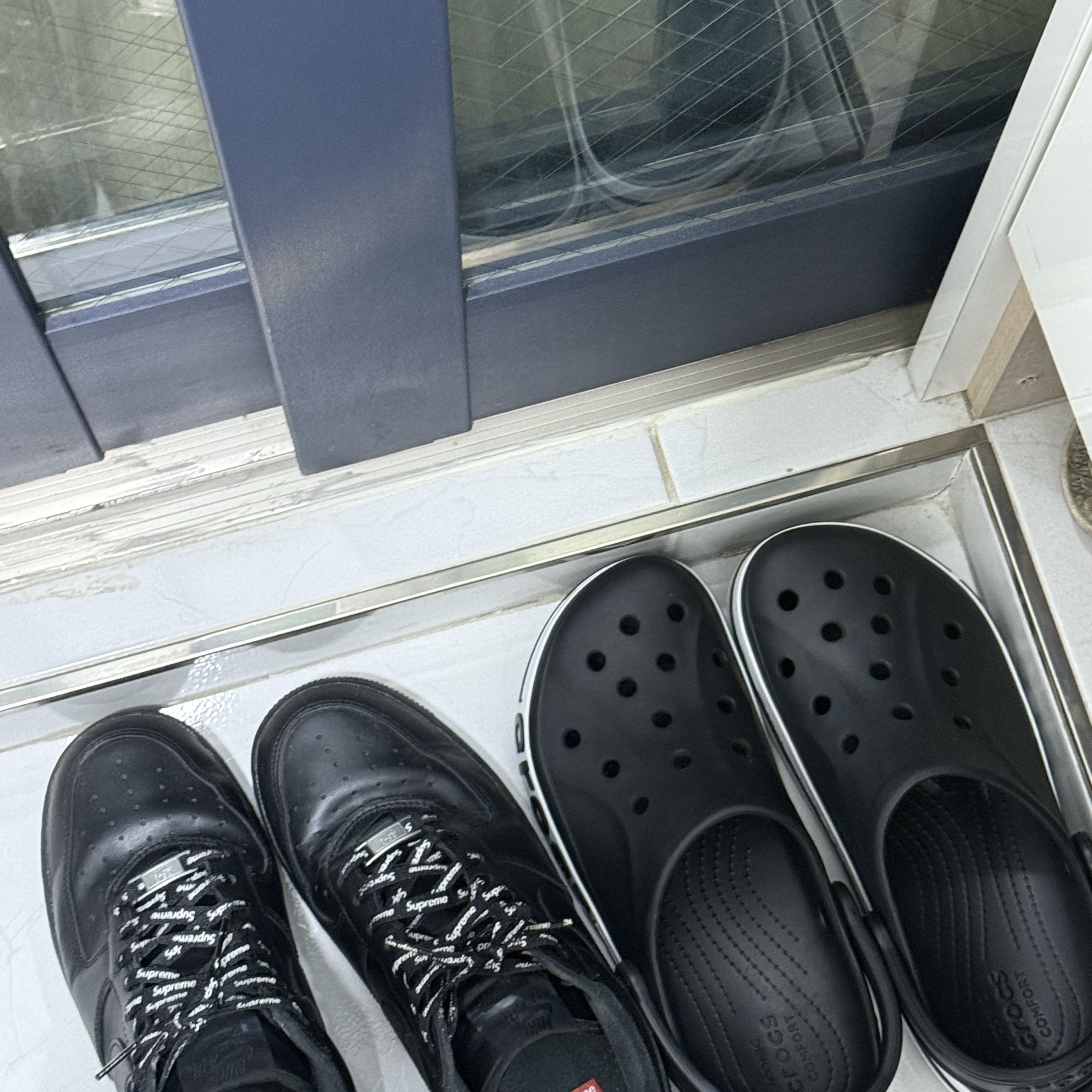 Crocs Bayaband Clog Black White, Nike x Supreme Air Force 1 Low Black 착용 스타일