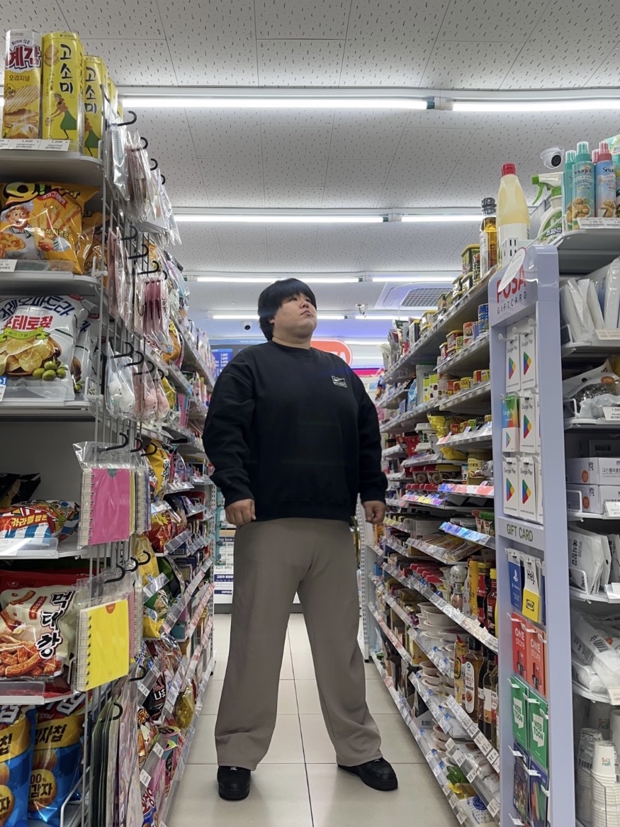 Nike Air Force 1 '07 Low Triple Black, Nike x Stussy NRG Washed Fleece Crewneck Black (DO5310-010) 착용 스타일