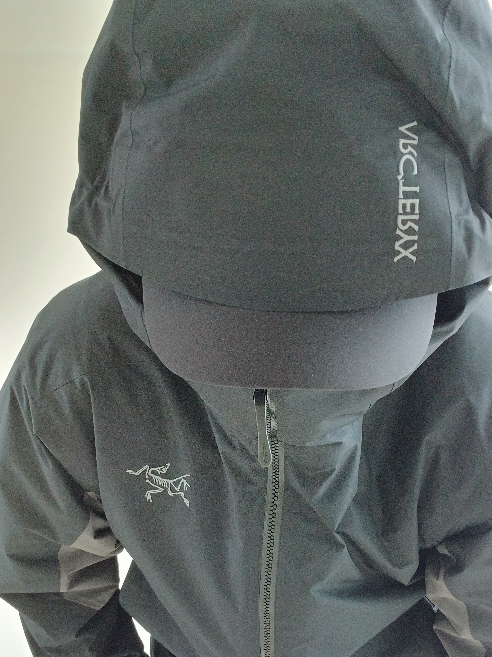 Arc'teryx Solano Insulated Hoody Black Graphite, Arc'teryx Solano Insulated Hoody Black Graphite 착용 스타일 - 7