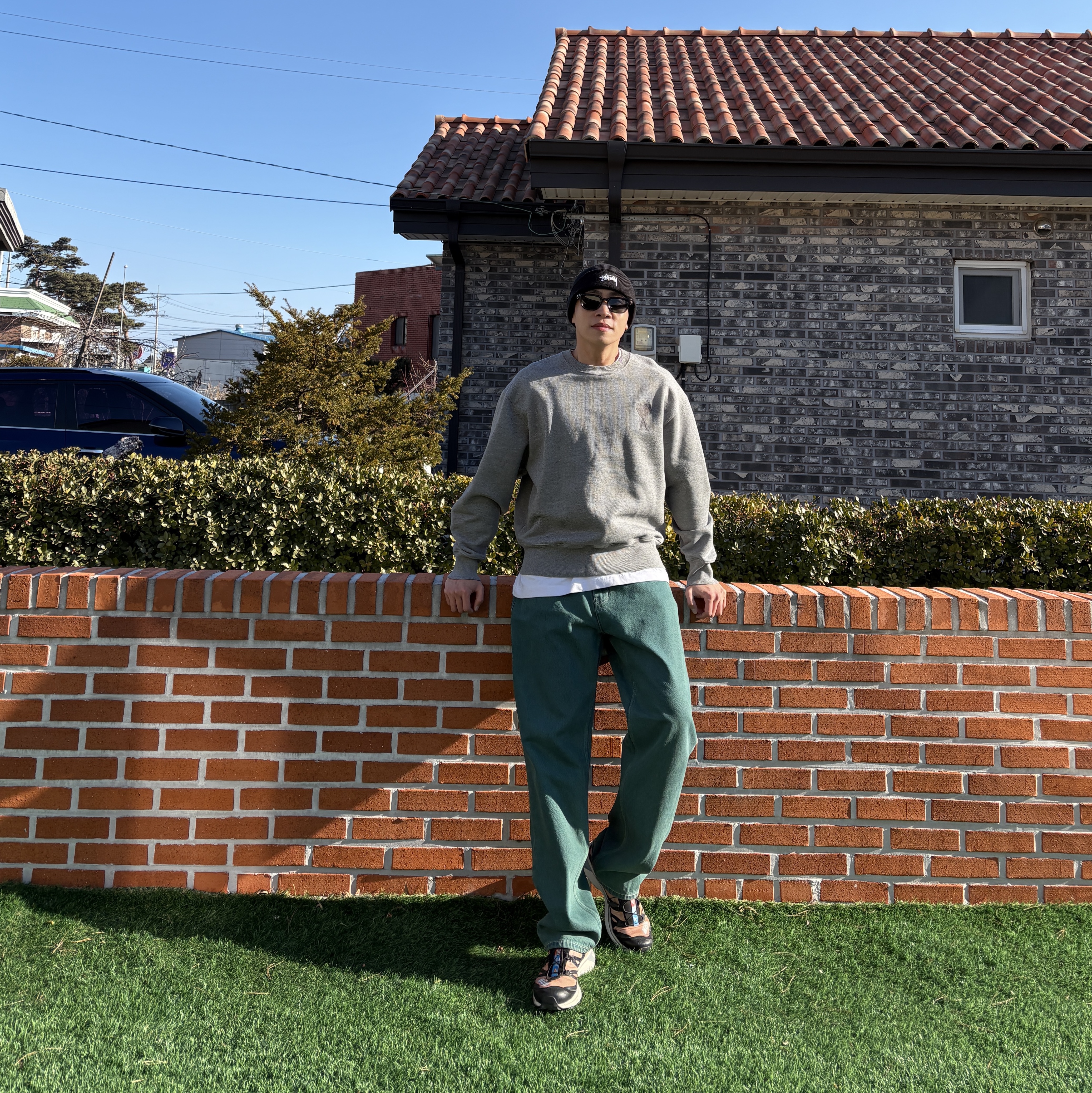 AMI de Coeur Tone-On-Tone Sweatshirt Heather Grey, Salomon XT-4 Tobacco Brown 착용 스타일 - 3