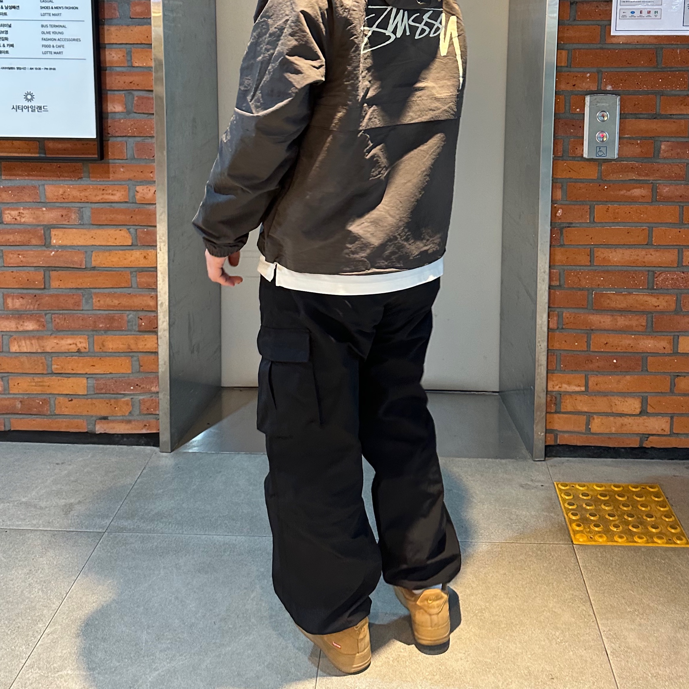 Stussy Wave Dye Beach Shell Jacket Black 착용 스타일