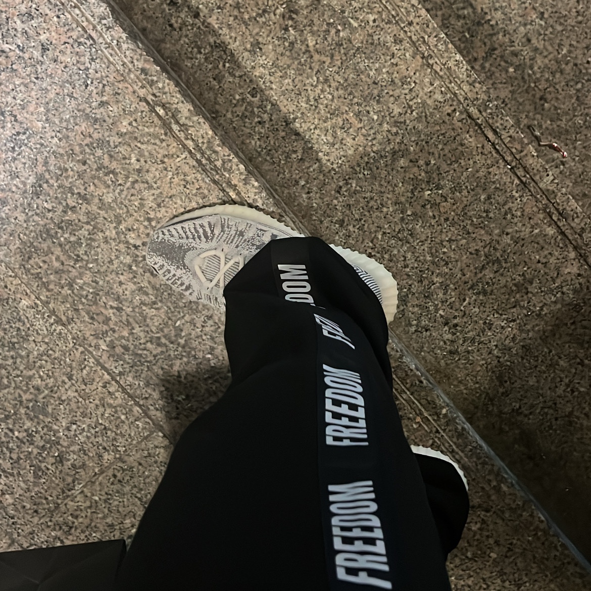 Adidas Yeezy 350 V2 CMPCT Slate White 착용 스타일
