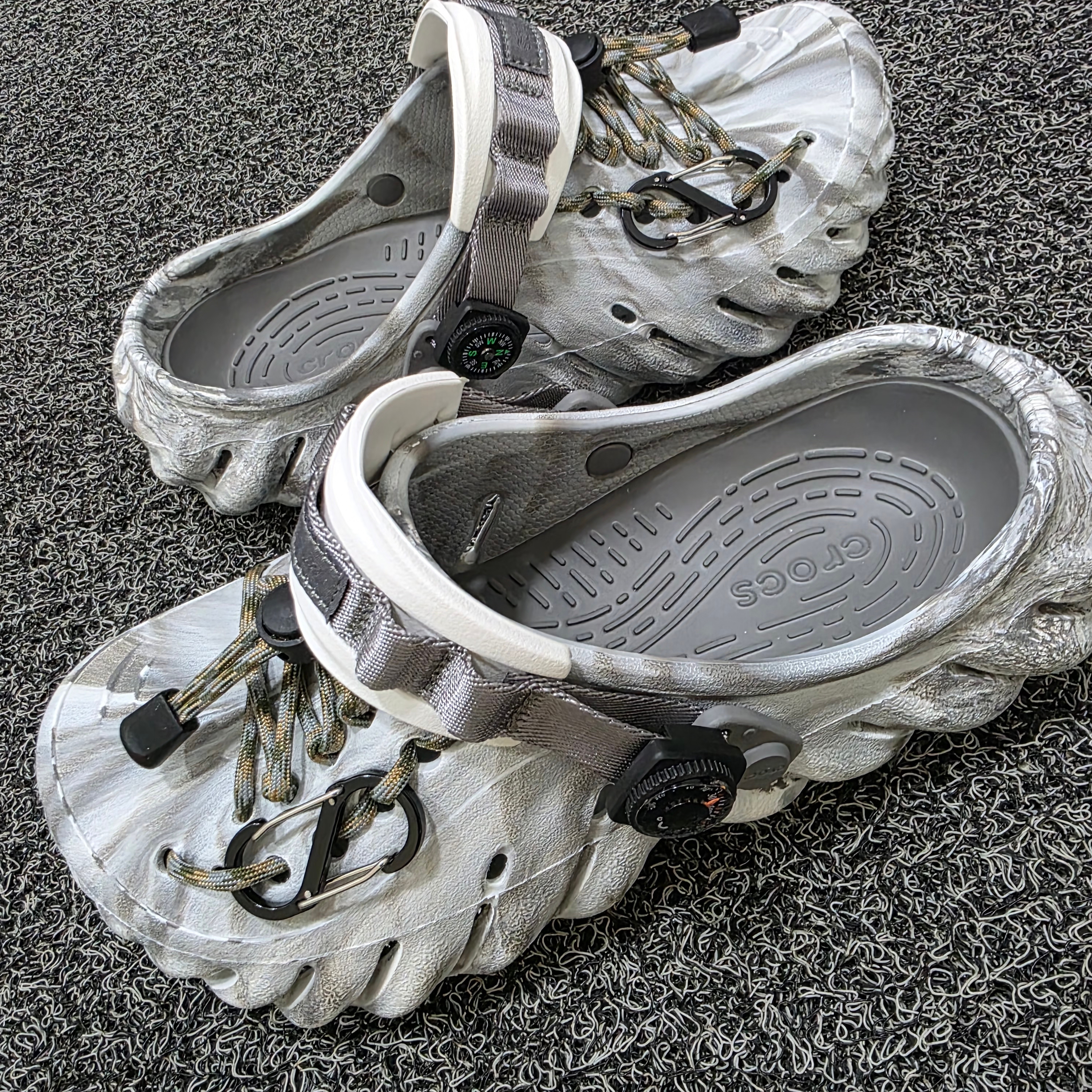 Crocs Echo Marbled Clog Moonlight Multi 착용 스타일 - 1