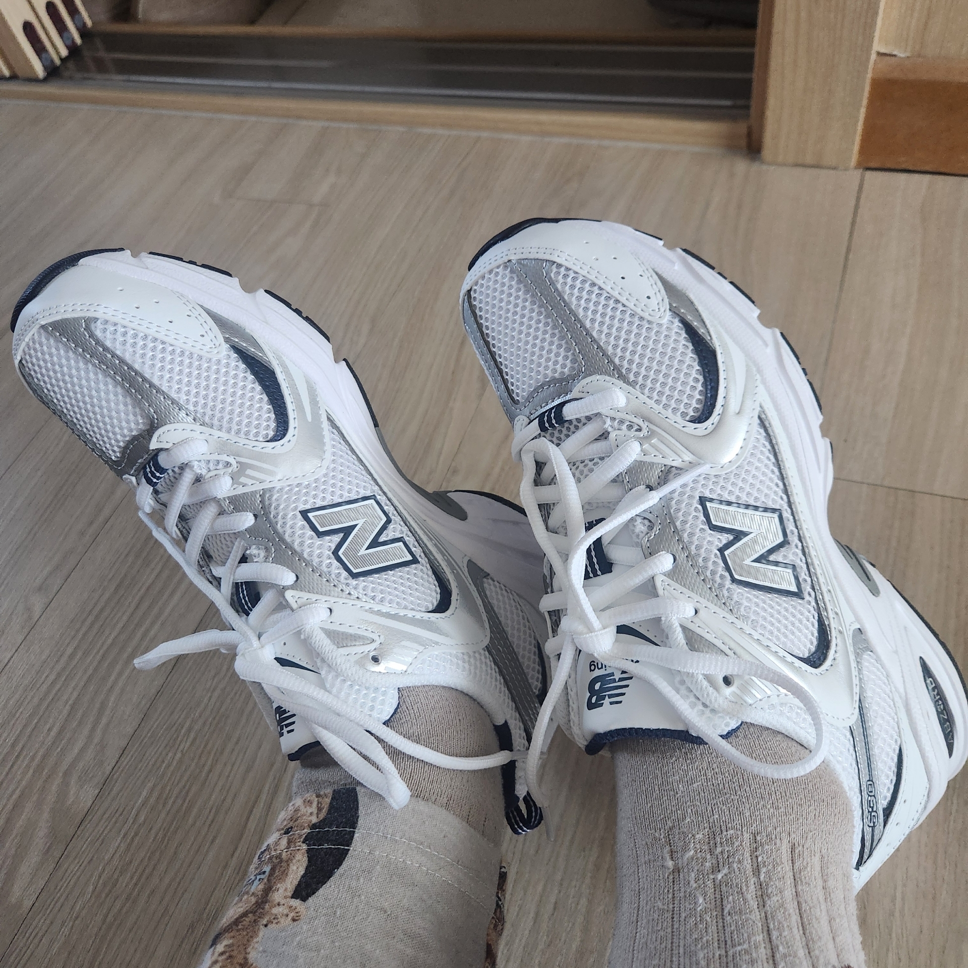 New Balance 530 White 착용 스타일