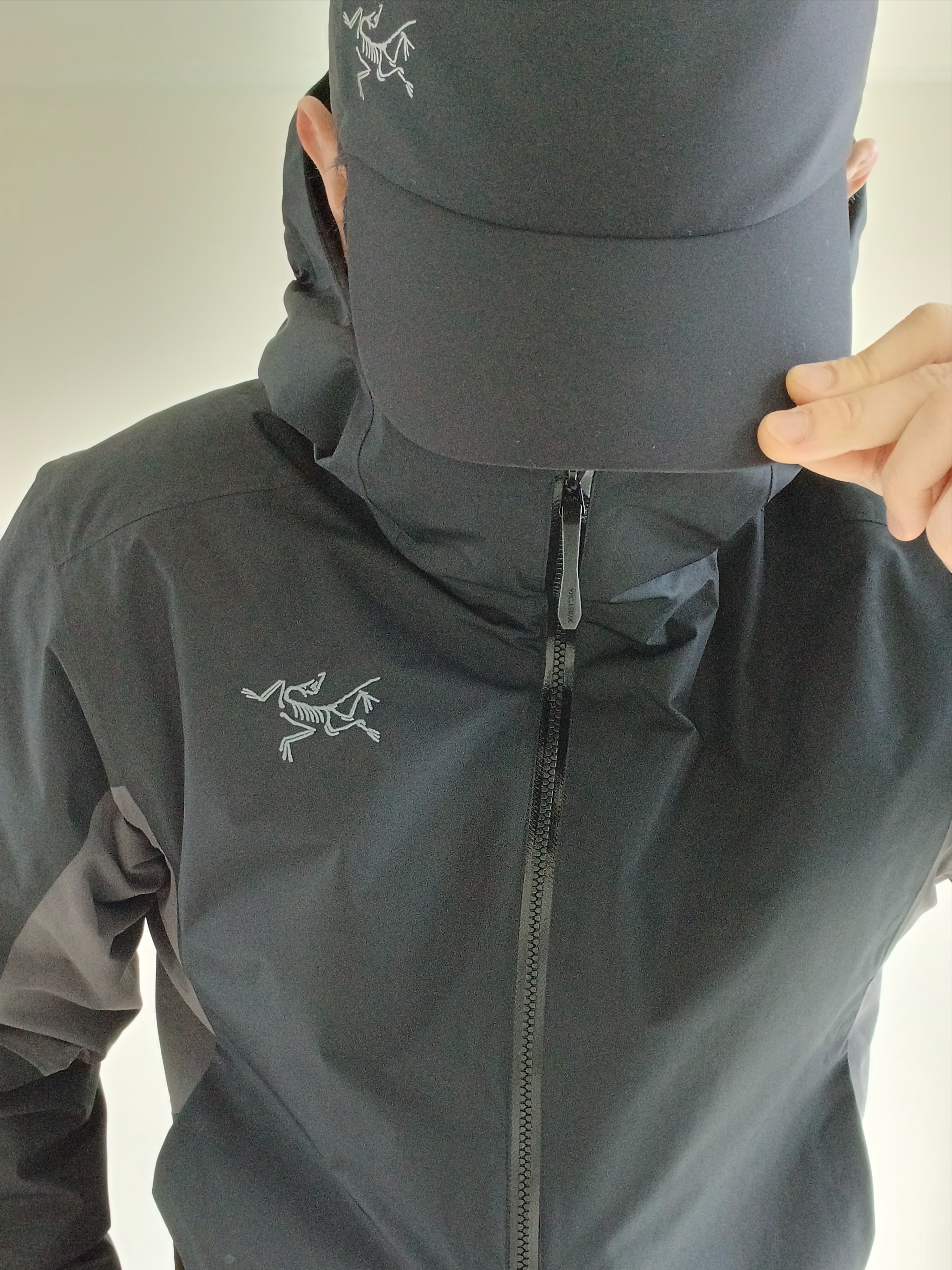 Arc'teryx Solano Insulated Hoody Black Graphite, UGG Neuman Chestnut 착용 스타일 - 6