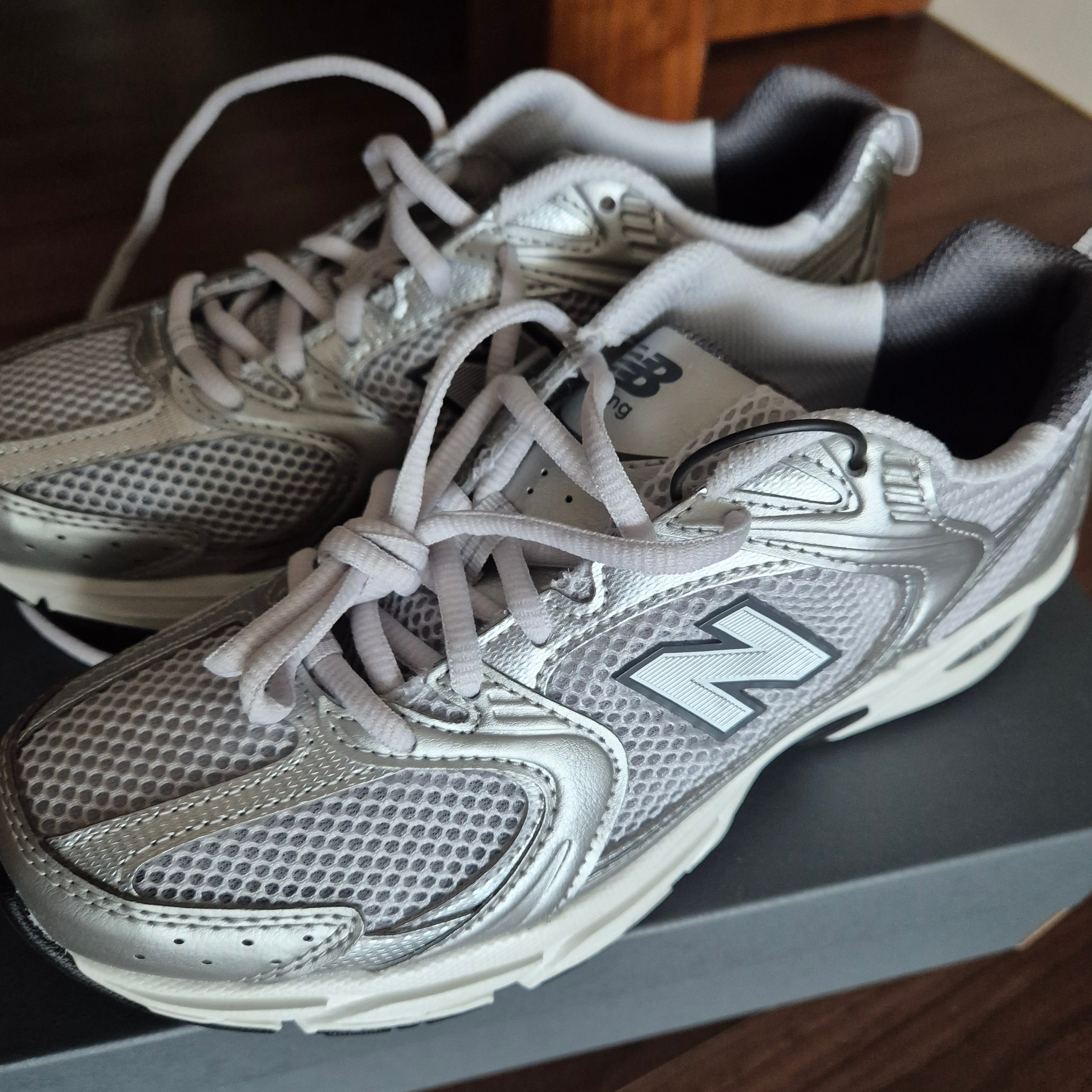 New Balance 530 Grey Matter Silver Metallic 착용 스타일 - 1