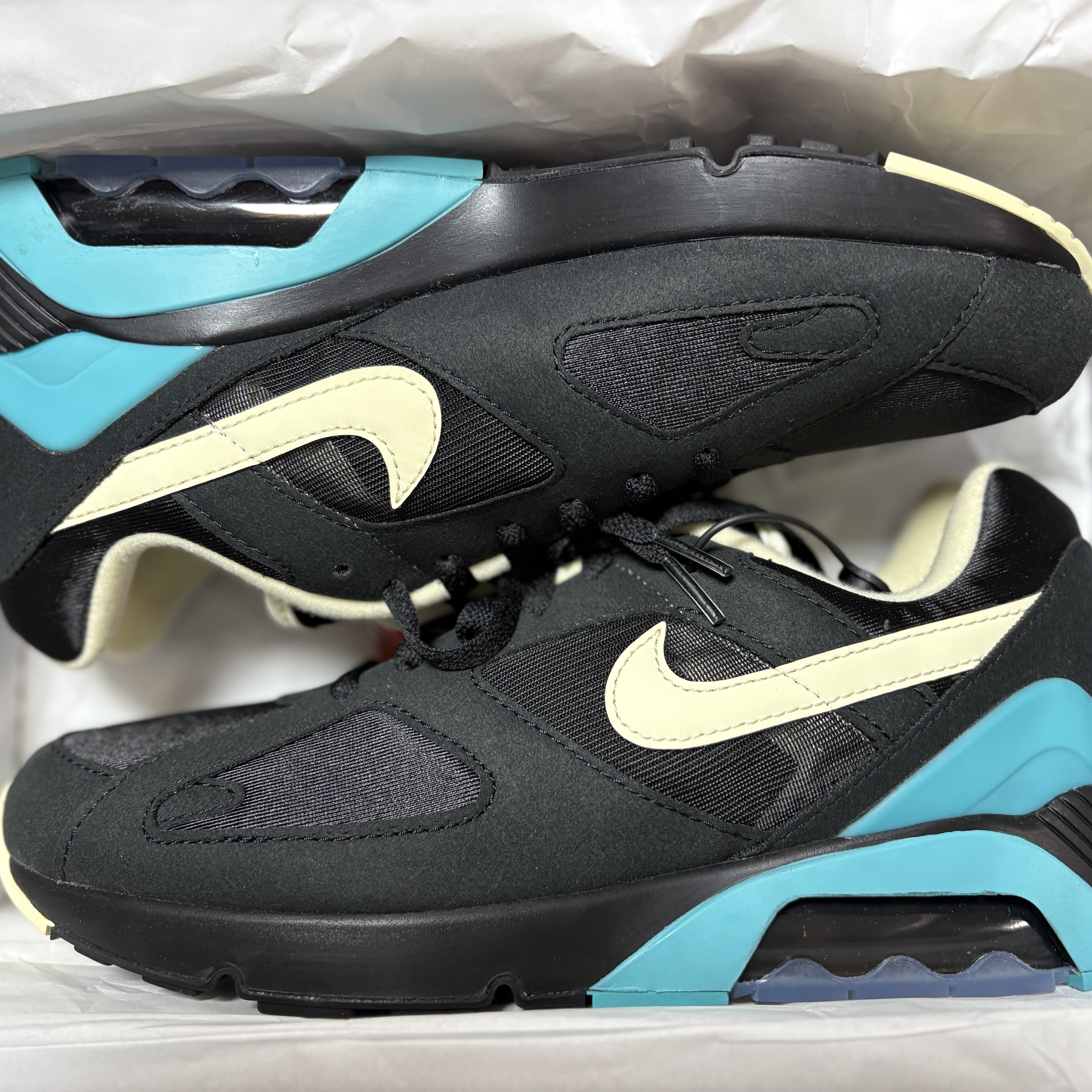 Nike Air 180 Black and Dusty Cactus 착용 스타일 - 2
