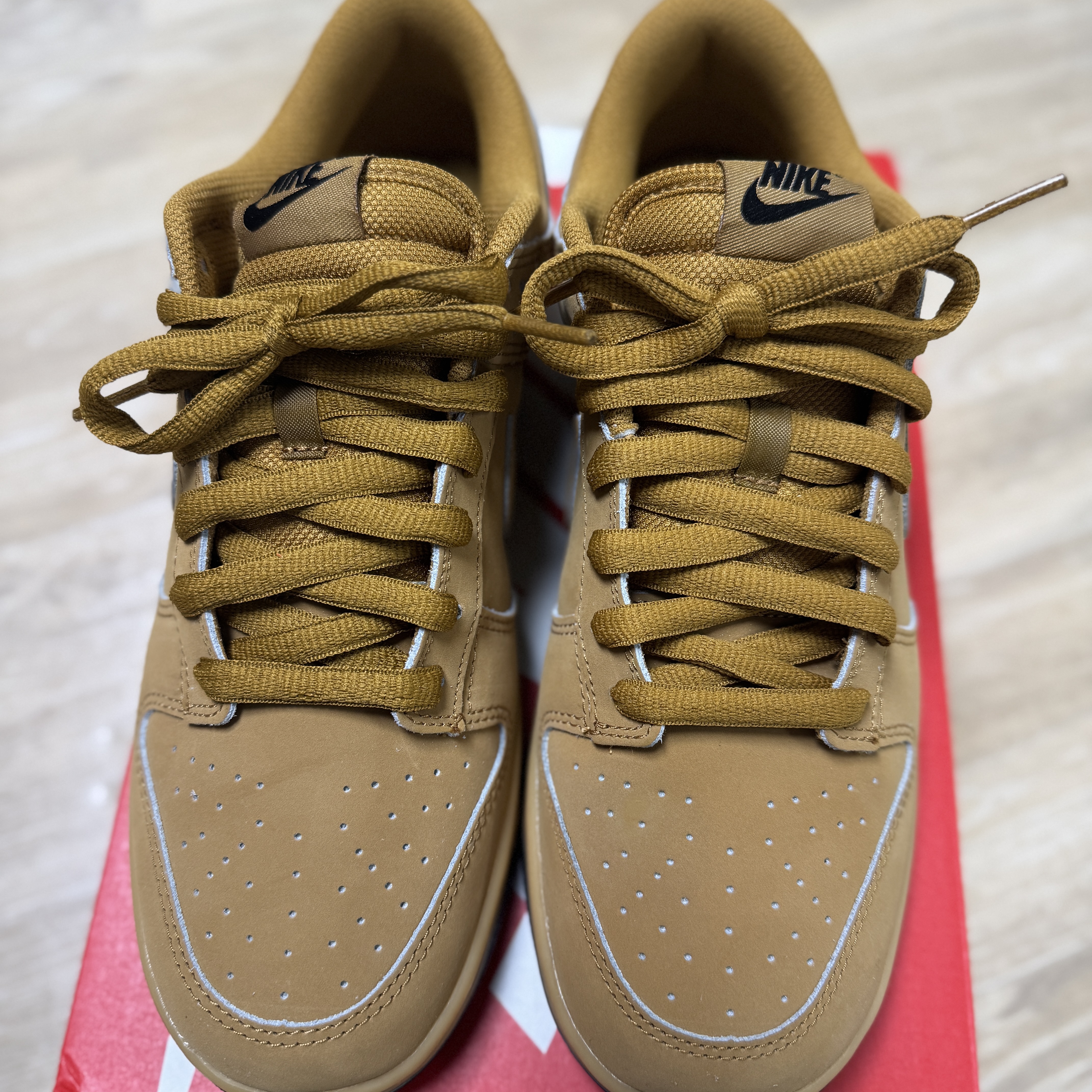 Nike Dunk Low Retro SE Wheat Gum Yellow 착용 스타일 - 1