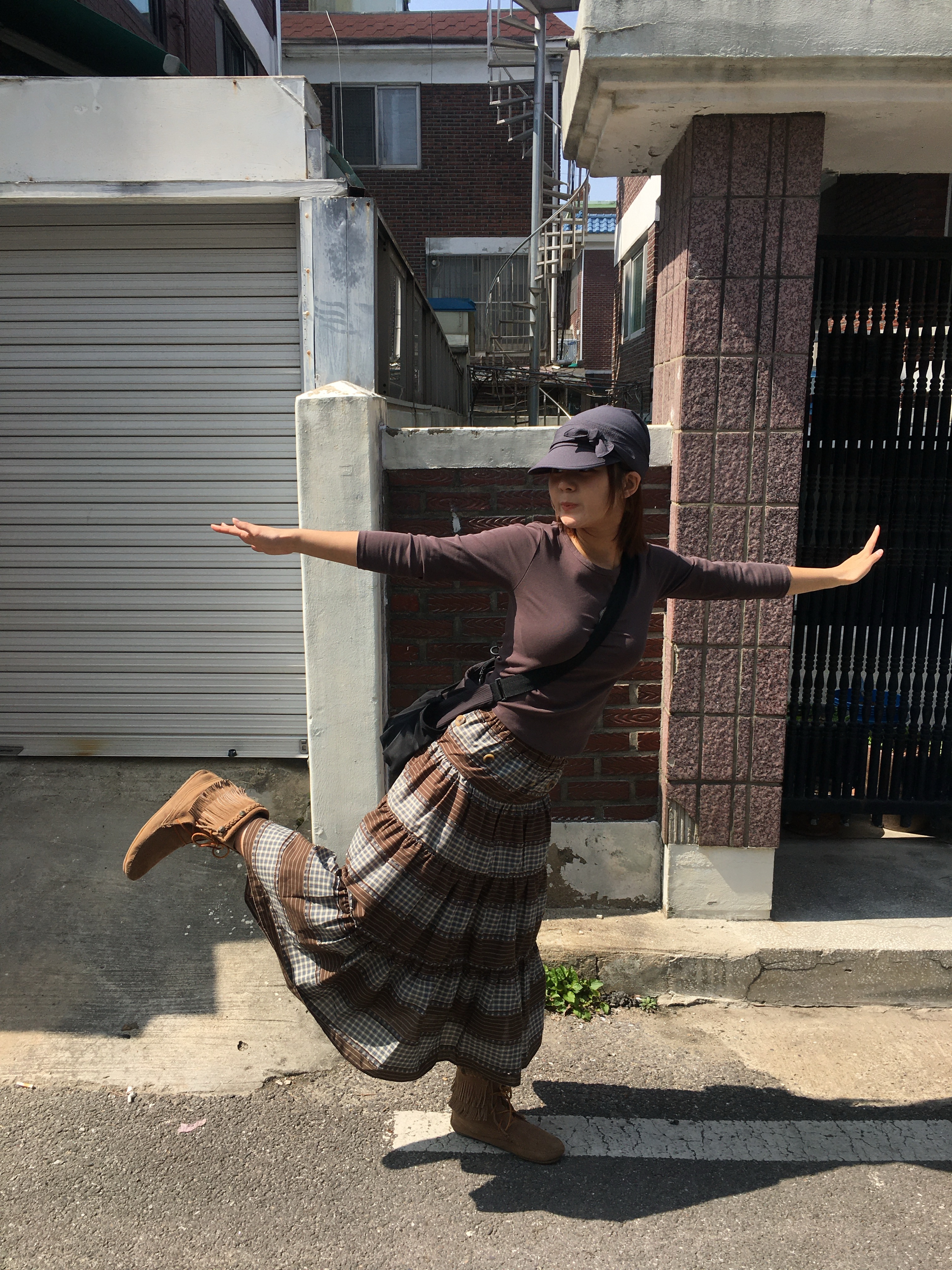 COYSEIO Ribbon Tie Cap Charcoal 착용 스타일