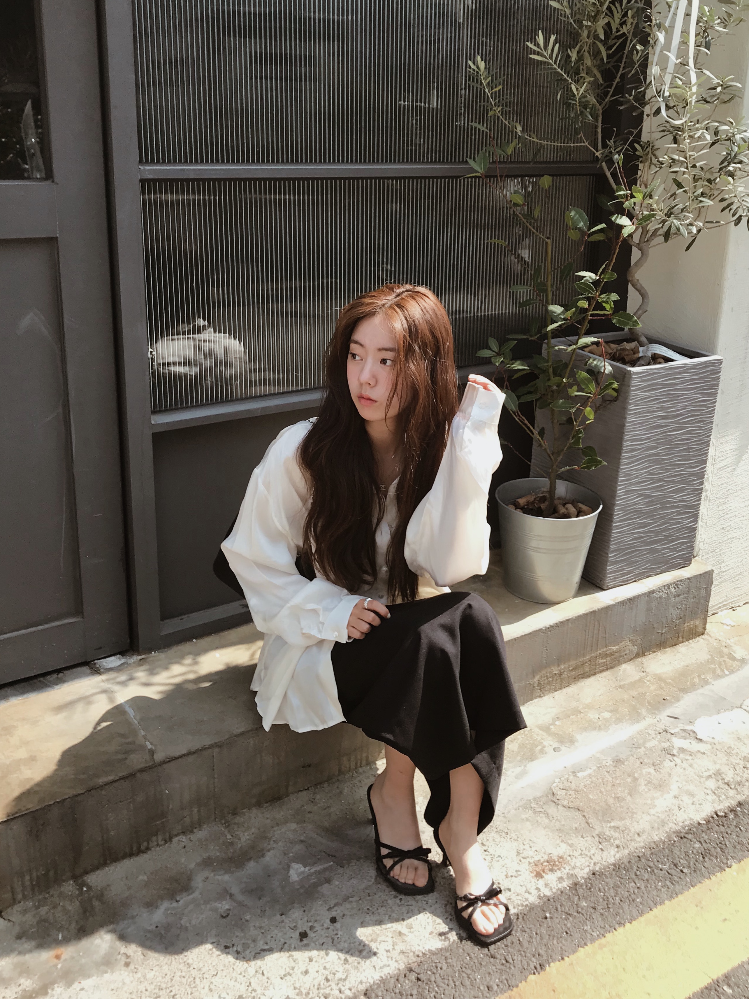 프라다 리에디션 2000 리나일론 미니 숄더백 블랙 착용 스타일 - 1