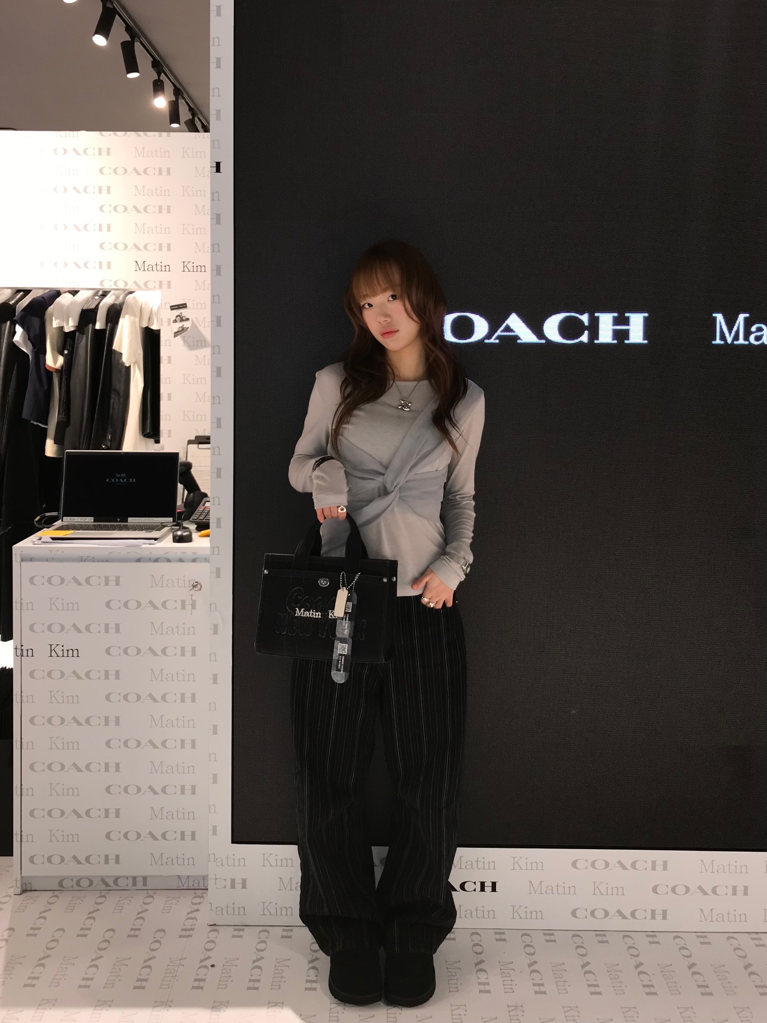 Coach x Matin Kim Cargo Tote Bag 26 Indigo, Coach x Matin Kim Cargo Tote Bag 26 Black 착용 스타일 - 6