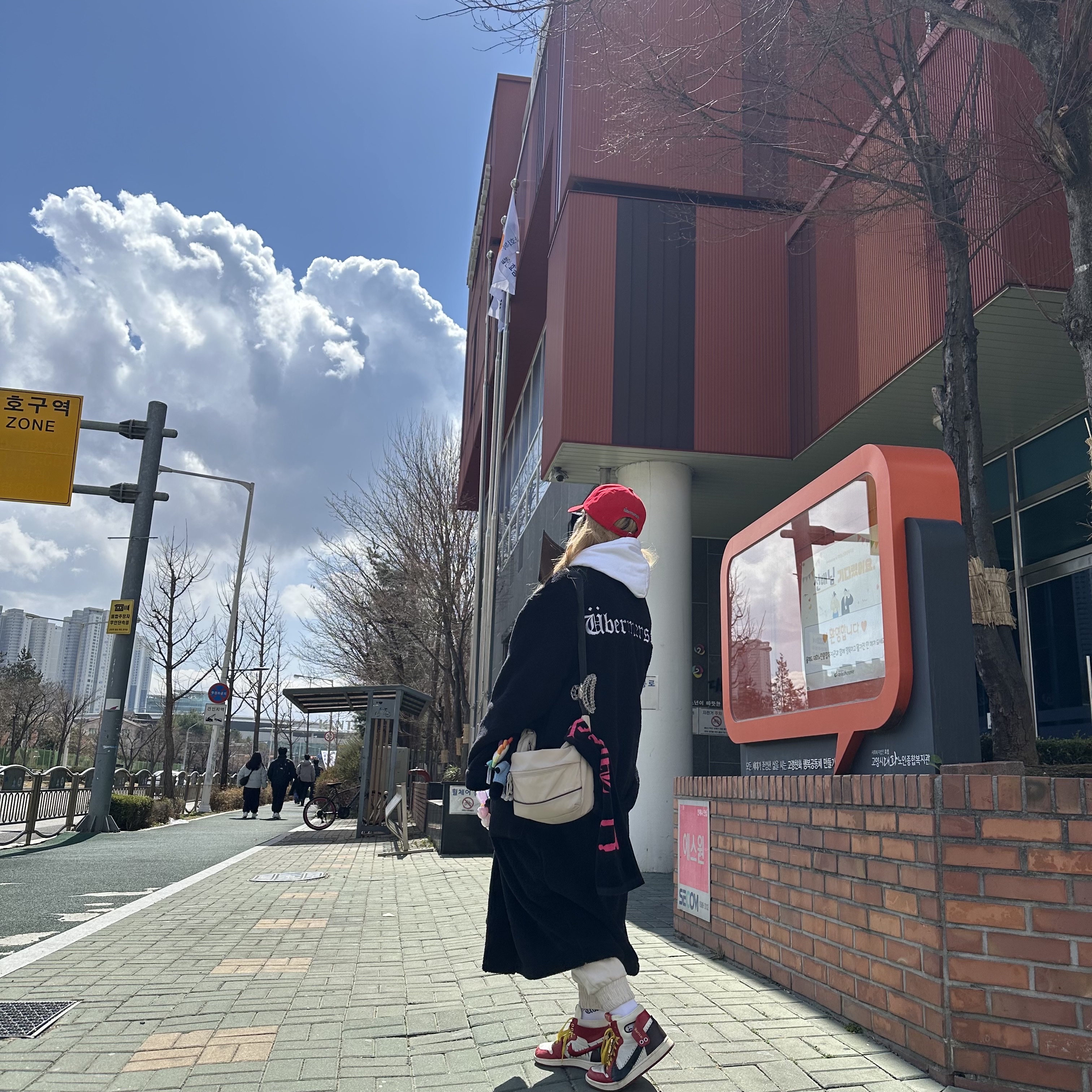 G-DRAGON Ubermensch Robe Black, (W) Jordan 1 x Teyana Taylor Zoom CMFT 2 Gym Red 착용 스타일