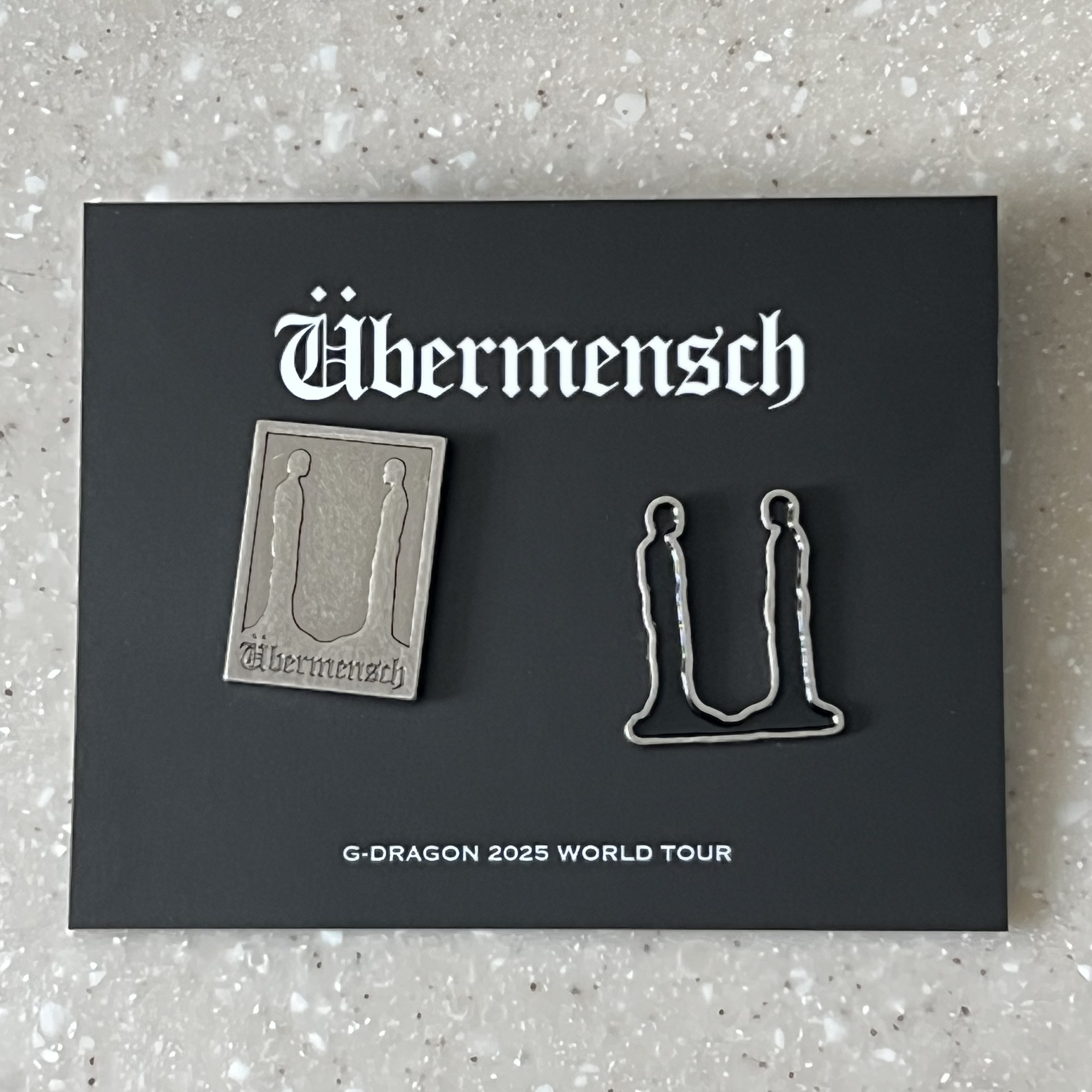 G-DRAGON Ubermensch Metal Badge (Set of 2) 착용 스타일