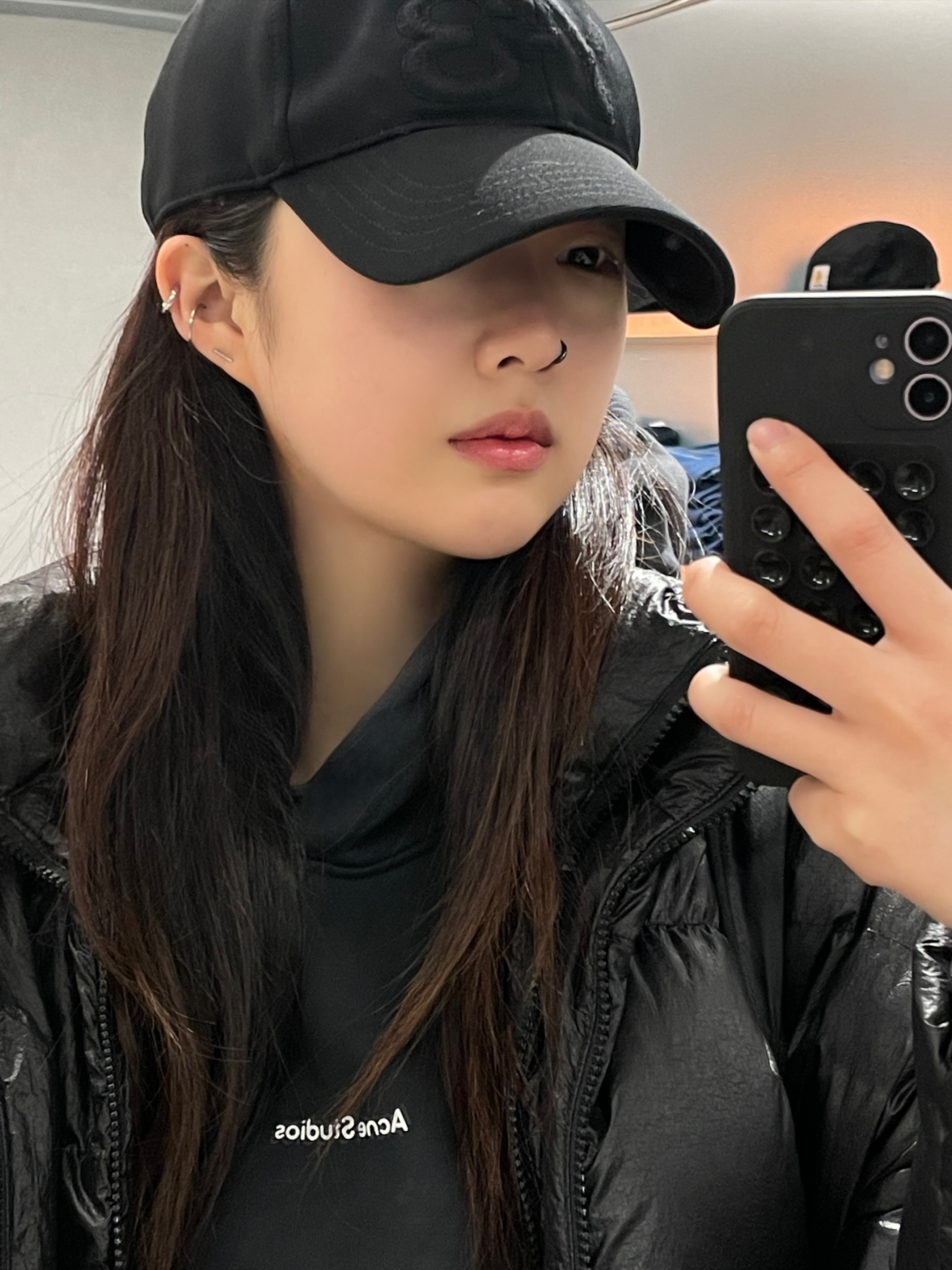 Acne Studios Franklin Hooded Sweatshirt Black, Y-3 Classic Logo Cap Black 착용 스타일