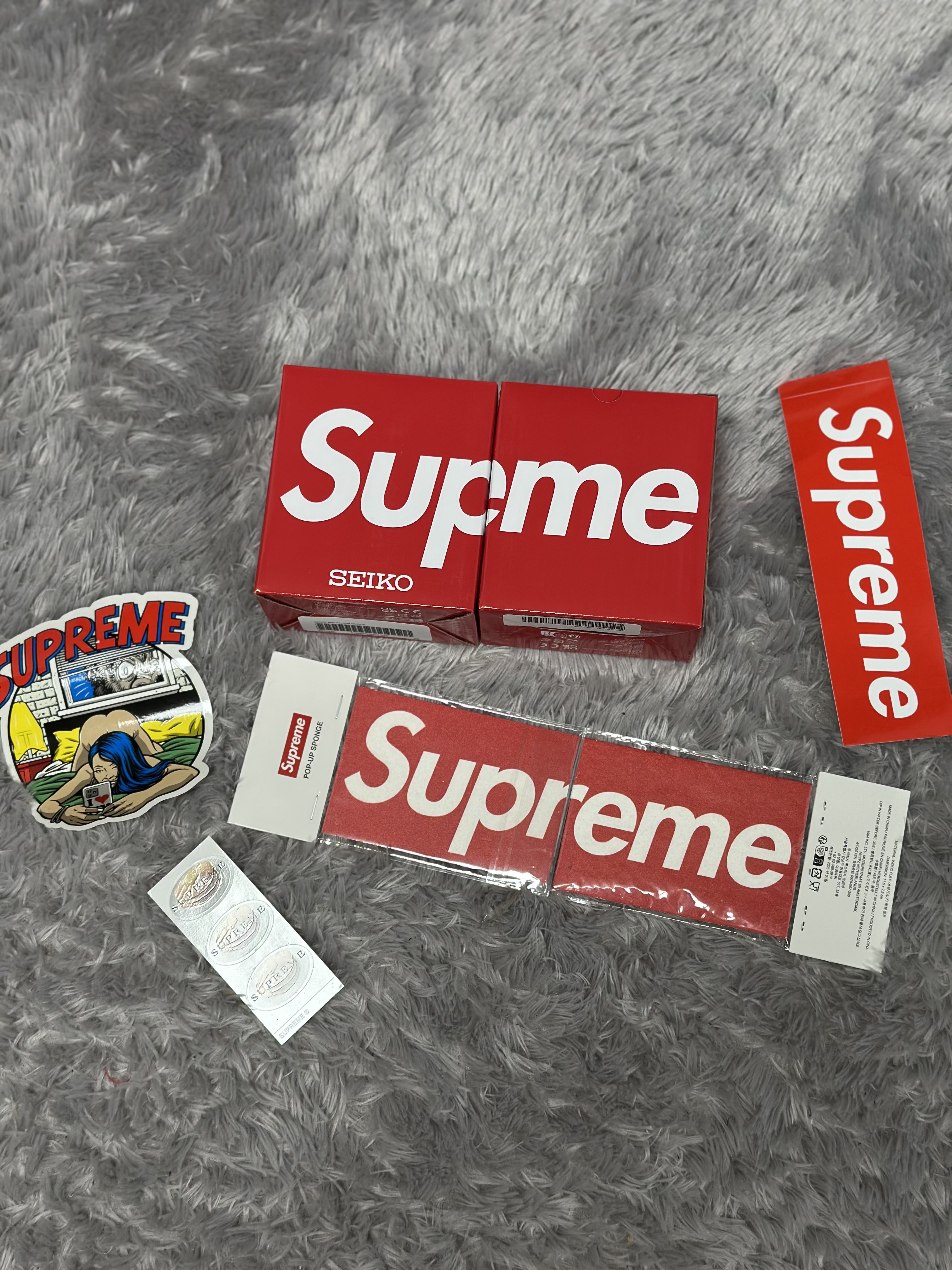 Supreme x Seiko Mai Alarm Clock White - 25SS, Supreme x Seiko Mai Alarm Clock Red - 25SS 착용 스타일 - 1