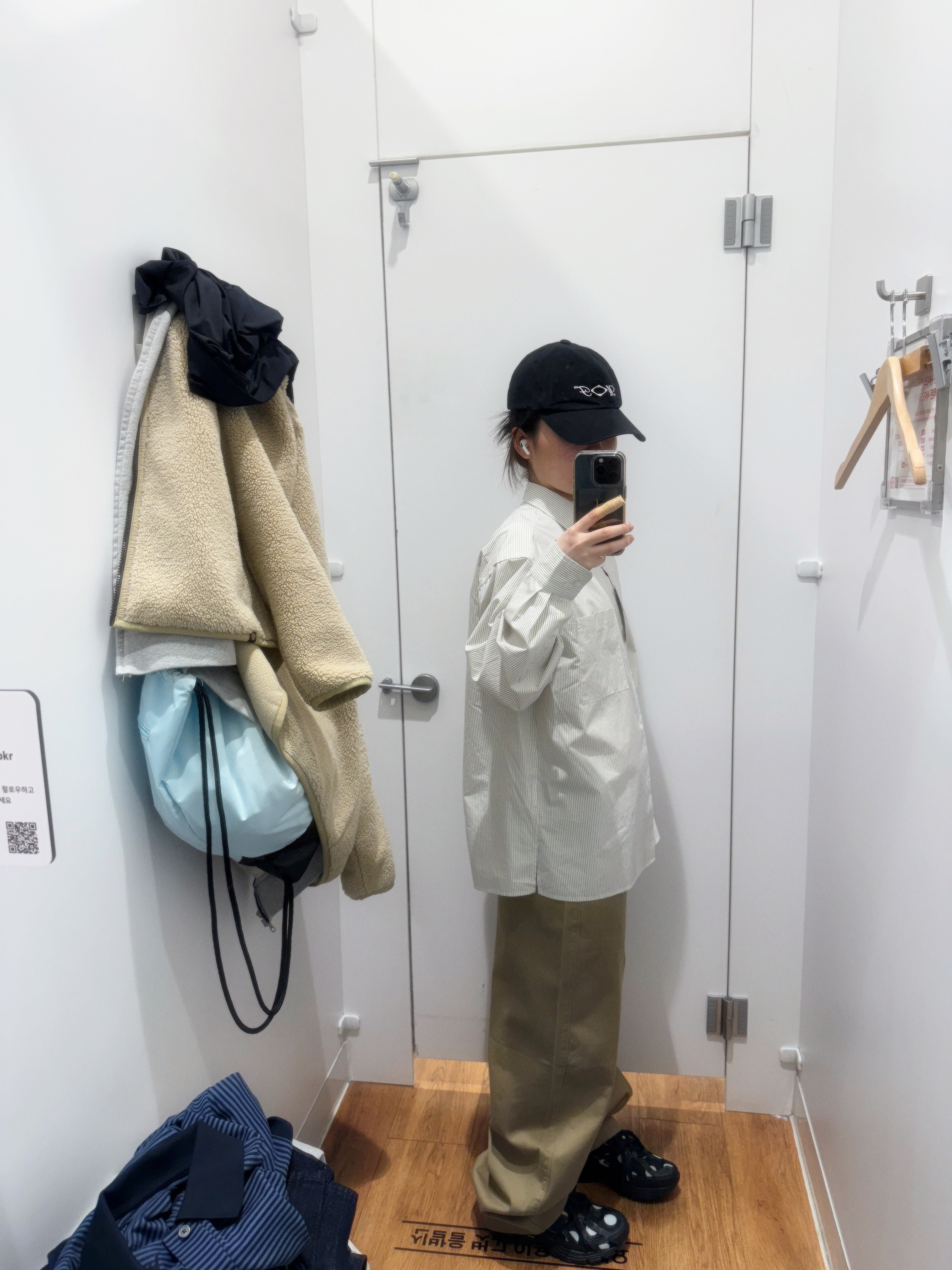 뉴발란스 1906R 폴카 닷 블랙 착용 스타일 - 1