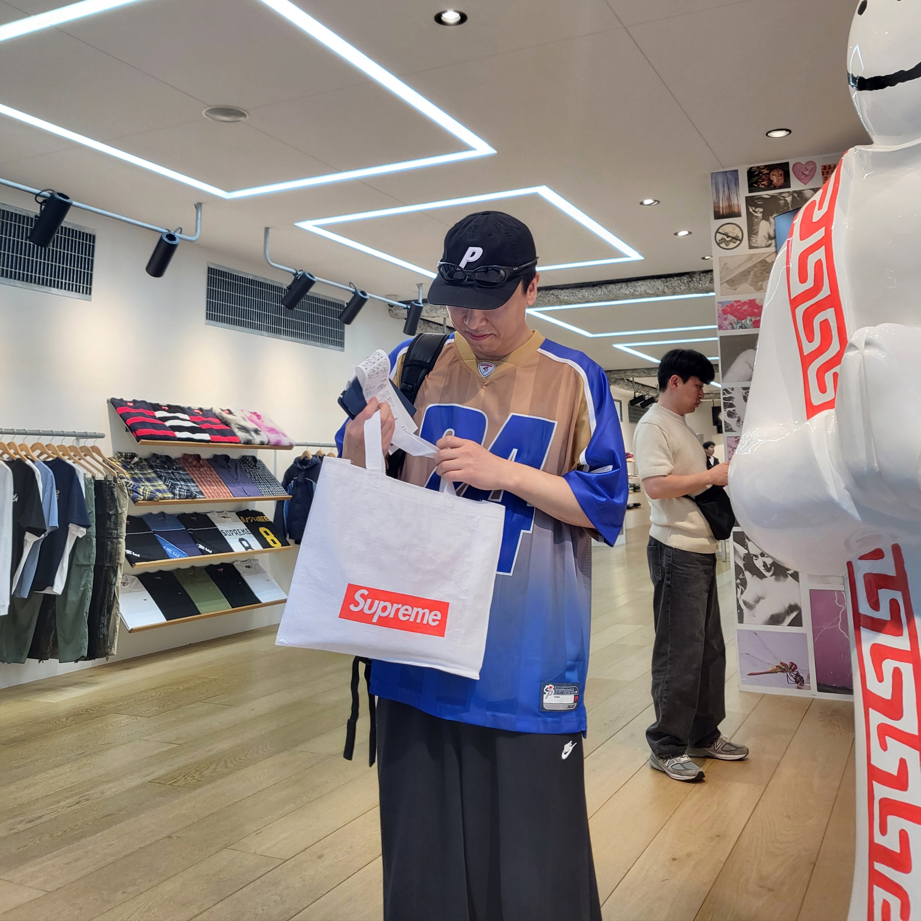 Palace Meshy Stripe Jersey Blue Gold - 24FW, Palace P 6-Panel Black 착용 스타일