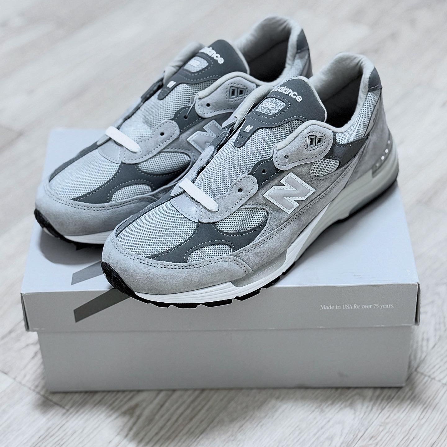 New Balance 992 Made in USA Core Grey Silver Metallic 착용 스타일 - 1